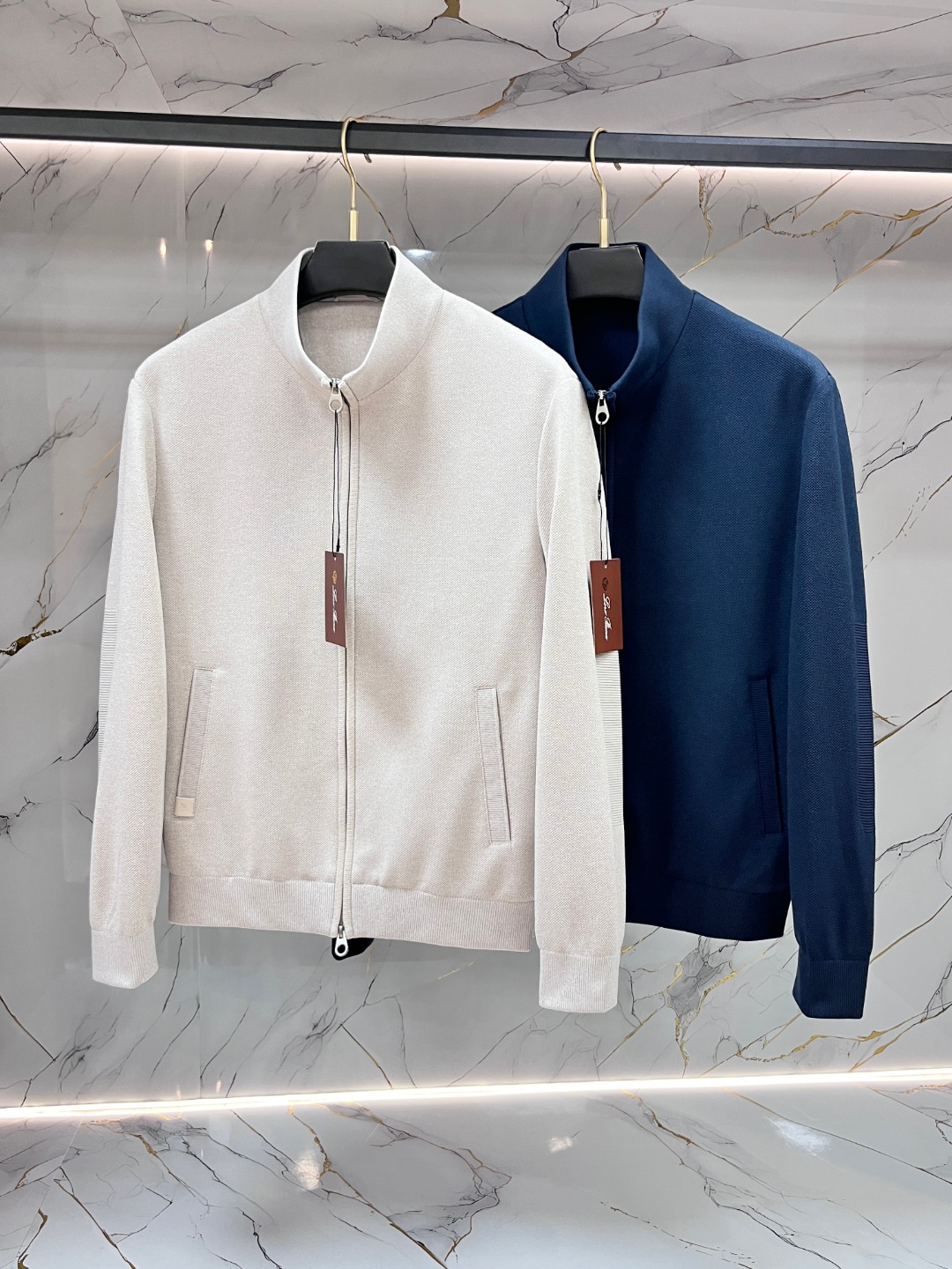 NO:733106,Nuoyoupanya LP lapel old money style stand collar jacket, the workmanship details are in place!  Stand collar zipper design, pockets on both sides, embellished pockets, practical and fashionable, threaded cuffs and hem, crisp and stylish silhouette, can be worn for business and leisure, enhance your temperament!  It feels soft and comfortable to wear. It can be worn in spring and autumn. It is versatile and suitable for daily commuting. Sizes M～3XL, loro piana, jackets & coats, jackets & coats,19860909诺悠翩雅 LP 翻领老钱风立领外套夹克,做工细节到位！立领拉链设计,两侧插袋,口袋有点缀,实用又时尚,袖口下摆螺纹,版型挺括有型,商务休闲都能穿,提升气质！手感柔软,穿着舒适,春秋都能穿,百搭不挑人,通勤日常都合适 尺码M～3XL,,loro piana,jackets & coats,jackets & coats,,Men's clothing