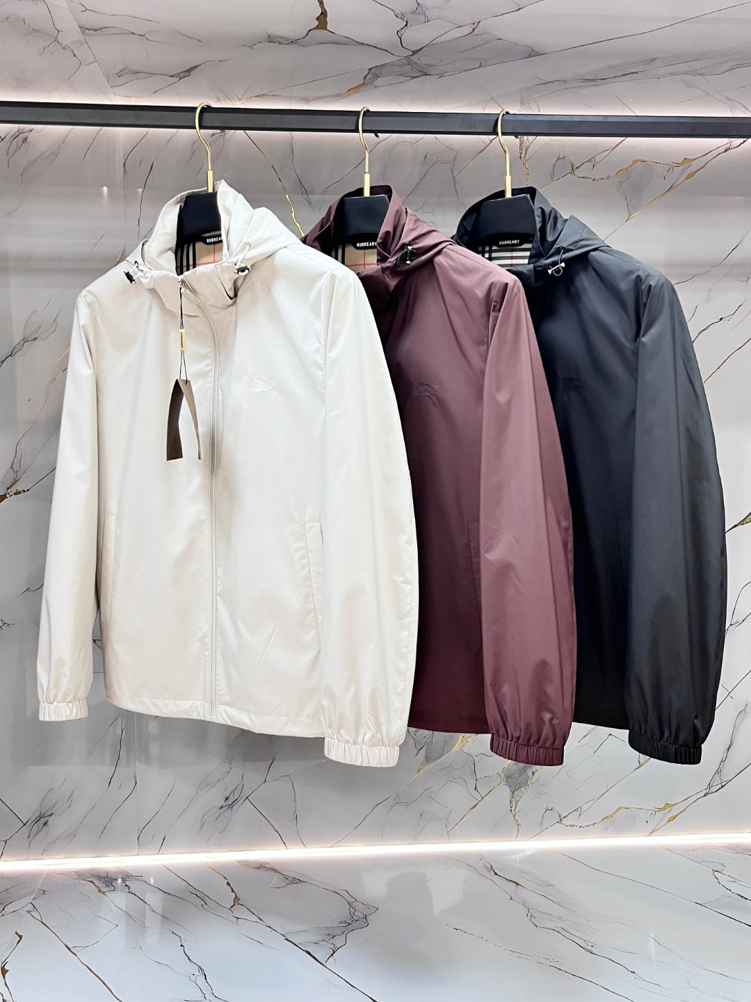 NO:735126,Burberry has released new hooded jackets, hot-selling thin cotton jackets, and war horse logo embroidered models that are comfortable and slim when worn. They are lazy and casual. When combined with clean and simple colors, they are particularly eye-catching and suitable for daily wear~ We are launching sports items embellished with vibrant prints!  Size M-3XL,,burberry,jackets & coats,jackets & coats,hats,19860909巴宝莉 新款发布连帽夹克外套,爆款夹薄棉夹克,战马logo刺绣款穿上就是舒适自在又显瘦的存在,慵懒而随性,结合干净简单的色系就特别耐看,适合日常穿着~倾情推出缀饰活力印花的运动单品！ 尺码M-3XL,,burberry,jackets & coats,jackets & coats,hats,,Men's clothing