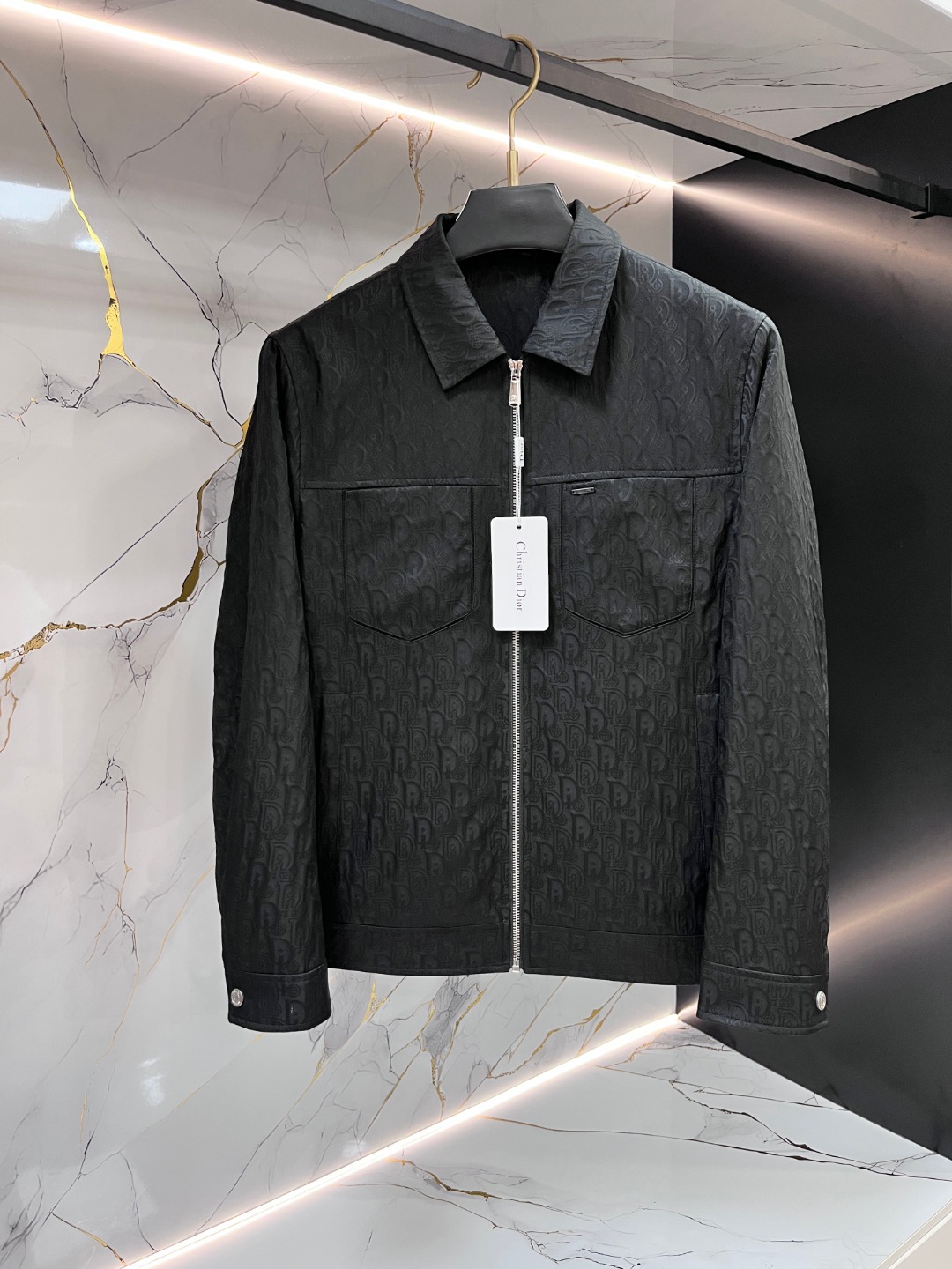 NO:733089,Dior's new jacket, a fashionable jacket made of imported Italian fabrics. The upper body is more casual and elegant, and the new hardware is luxury and high-end customized accessories!  Luxurious brand logo embellishment design, the ultimate luxury!  Soft and comfortable. The upper body is very handsome!  Suitable for any scene!  Size M-3XL,,dior,dior,jackets & coats,jackets & coats,19860909Dior迪奥 新款夹克外套,意大利进口面料时尚夹克外套.上身更随意大方,五金奢华高档定制配饰新作！奢华品牌特质logo点缀设计,奢华极致！柔软舒适.上身爆帅！适合任意场景！码数M-3XL,,dior,dior,jackets & coats,jackets & coats,,Men's clothing