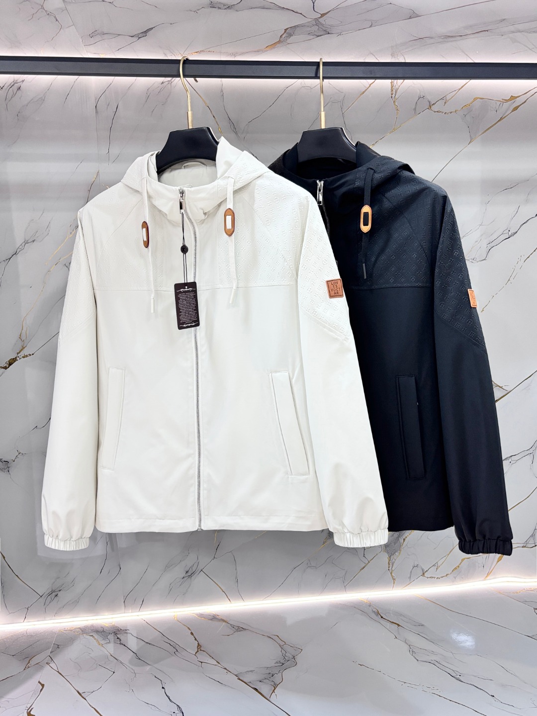 NO:735091,LV Louis Vuitton's new spring jacket, the new product on the show is in perfect condition. It has three labels, full and attractive colors, and a very outstanding design, which can easily enhance the sense of fashion. The workmanship is extremely sophisticated and rigorous, and the wiring is neat and meticulous!  A masterpiece from a famous designer!  The upper body does not look bloated, and it is comfortable to wear in spring and autumn. It is suitable for daily commuting and leisure. Available sizes M ~ XXXL,,louis vuitton,louis vuitton,jackets & coats,jackets & coats,19860909LV路易威登 开春新款夹克外套,秀场新品品相非常完美 三标齐全色泽饱满诱人,非常出彩的设计,轻松将时髦感进阶,做工极为考究严谨,走线工整细致！大牌设计师巨作！上身不显臃肿、春秋季穿着舒适,日常通勤、休闲都很合适. 现货码数M ～ XXXL,,louis vuitton,louis vuitton,jackets & coats,jackets & coats,,Men's clothing