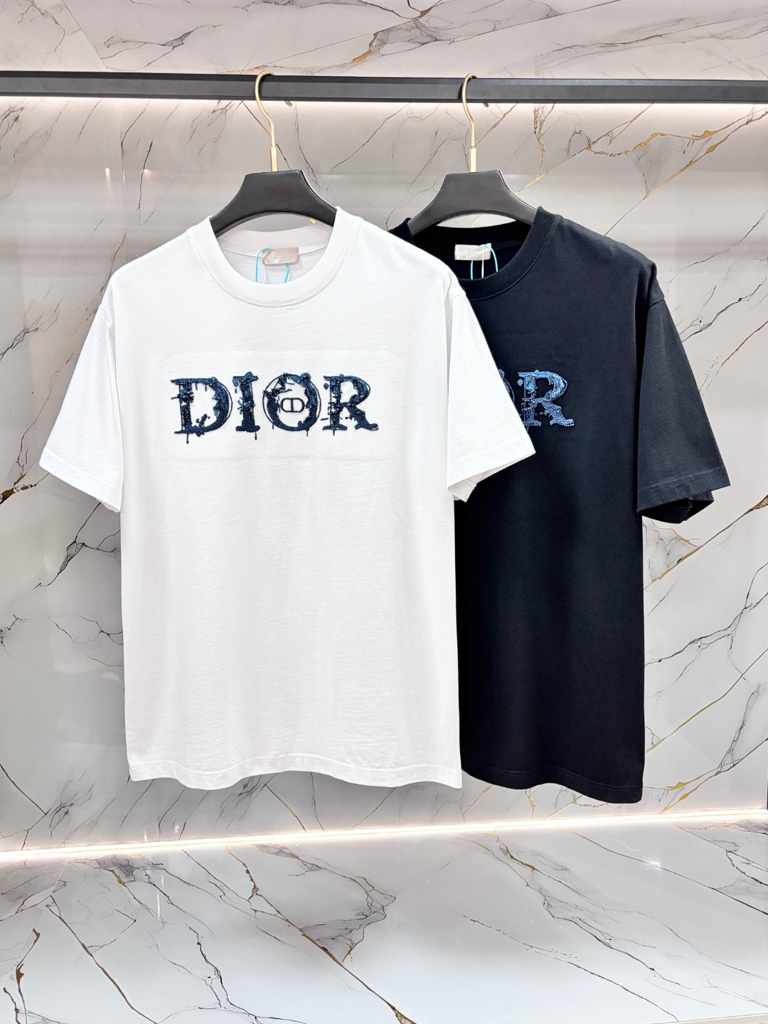 NO:733163,Dior men's short-sleeved T-shirt, black and white, 2025 early spring new joint series, three-dimensional embroidered logo on the chest, floral letter patch on the back, the details are exquisite and the workmanship is in place. The fabric is 320g pure cotton double yarn jersey, soft and breathable, very comfortable to wear in summer, the same style for men and women, can be used for daily commuting and leisure, light luxury style, perfect texture, size S-XL,, dior, dior, T-shirt, tees, t-shirt,19860909Dior迪奥男士短袖T恤,黑白两色,2025早春新款联名系列,胸前立体刺绣logo,背后花朵字母贴布,细节很精致,做工到位.面料320g纯棉双纱汗布,手感柔软透气,夏天穿很舒服,男女同款,日常通勤、休闲都能搭,轻奢风格,质感满分,码数S-XL,,dior,dior,T-shirt,tees，t-shirt,,Men's clothing