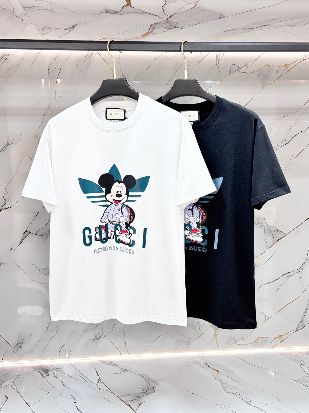 NO:733143,Gucci x Adidas joint men's short-sleeved T-shirt, available in black and white, same style for men and women, a must-have item for summer!  It feels comfortable, breathable and not stuffy, and the details of the workmanship are in place. It has Mickey Mouse print on the chest, which is very trendy. It can be worn stylishly, both for business and leisure, and has a high rate of return when going out. Size S-XL, adidas, gucci, T-shirt, tees, t-shirt,19860909Gucci x Adidas联名男士短袖T恤,黑白两色可选,男女同款,夏季必备单品！ 手感舒服,透气不闷,做工细节很到位,胸前米奇老鼠印花,潮流感十足,穿着有型,商务休闲都能搭,出街回头率高.码数S-XL,,adidas,gucci,T-shirt,tees，t-shirt,,Men's clothing