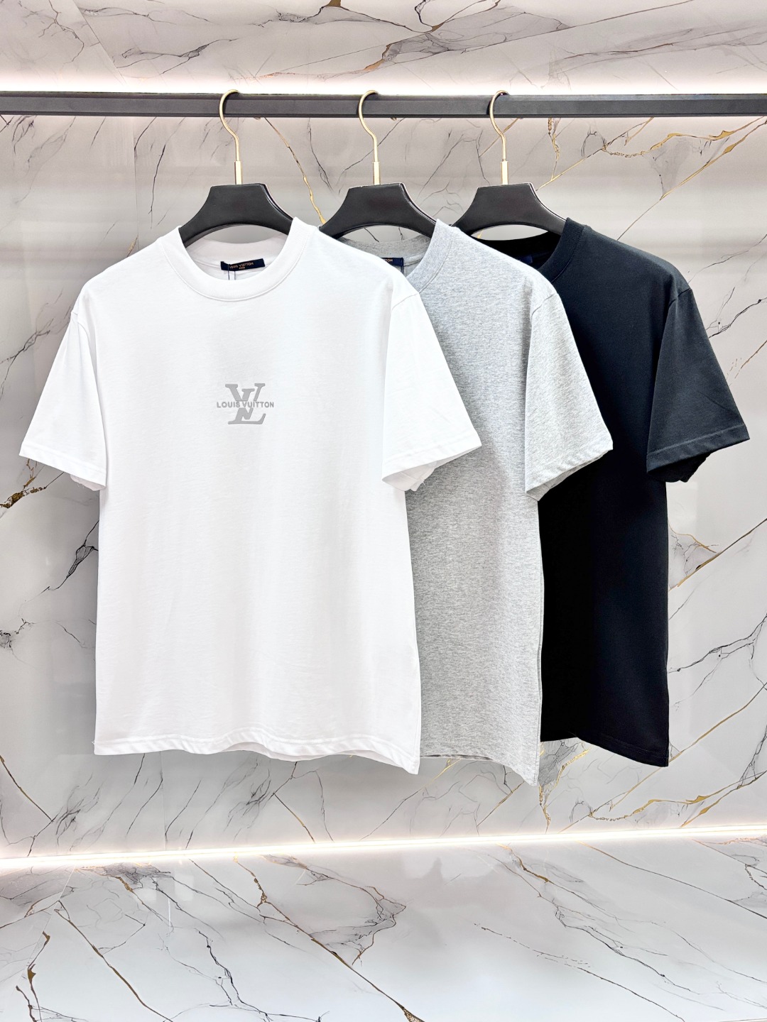 NO:733133,LV Louis Vuitton spring and summer new round neck short-sleeved, made of Pima cotton imported from Peru19860909LV 路易威登 春夏新款圆领短袖,面料秘鲁进口匹马棉 × 顶级工艺,蚕丝般柔滑,卓越透气不闷热,重工立体Logo,专柜级精密车线,上身,挺括利落,修饰身材 码数S-XL,,louis vuitton,louis vuitton,T-shirt,,Men's clothing