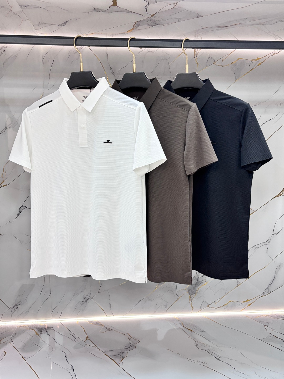 NO:733138,Emporio Armani men's POLO shirt, made in Italy, sold through foreign channels, complete with three labels. Classic three-button design, embroidered logo on the chest, light and breathable fabric, very comfortable to wear in summer, correct fit, suitable for business and leisure, suitable for daily commuting and sports. Size M-4XL, armani, armani,19860909Emporio Armani阿玛尼男士POLO衫,意大利原产,洋行渠道货,三标齐全.经典三粒扣设计,胸前刺绣logo,面料轻薄透气,夏天穿很舒服,版型正,商务休闲都能搭,日常通勤、运动都合适.码数M-4XL,,armani,armani,,Men's clothing