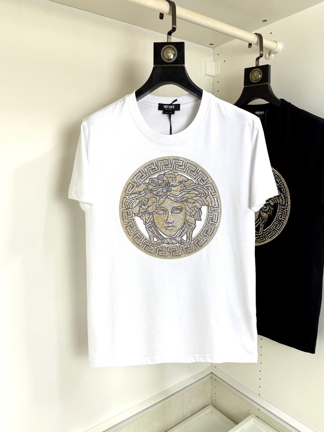 NO:735078,Versace Versace Fat Brother Gospel 4XL wears 200 pounds. Top round neck casual short-sleeved advanced customization and versatile style. Anyone can easily control it. The fabric is fully customized. The latest logo design of the luxury classic brand on the chest is very classy and a must-have for those who know the goods!  The tailoring is slim-fitting, very refined, shows off aura, and highlights the sophistication of business men. This is unique, it has just the right amount of slim fit, and the upper body effect is great!  Size M-4XL,,versace,versace,T-shirt,19860909Versace 范思哲 胖哥福音4XL穿200斤 顶级圆领休闲短袖高级定制百搭款式 任何人都可以轻松驾驭 面料全订制工艺 胸前奢华经典品牌最新logo设计,非常显档次懂货的必须入！版型剪裁属于修身款 非常精致,显气场,又会凸显商务男士的精致,这就是独到之处,恰到好处的修身,上身效果非常赞！尺码M-4XL,,versace,versace,T-shirt,,Men's clothing