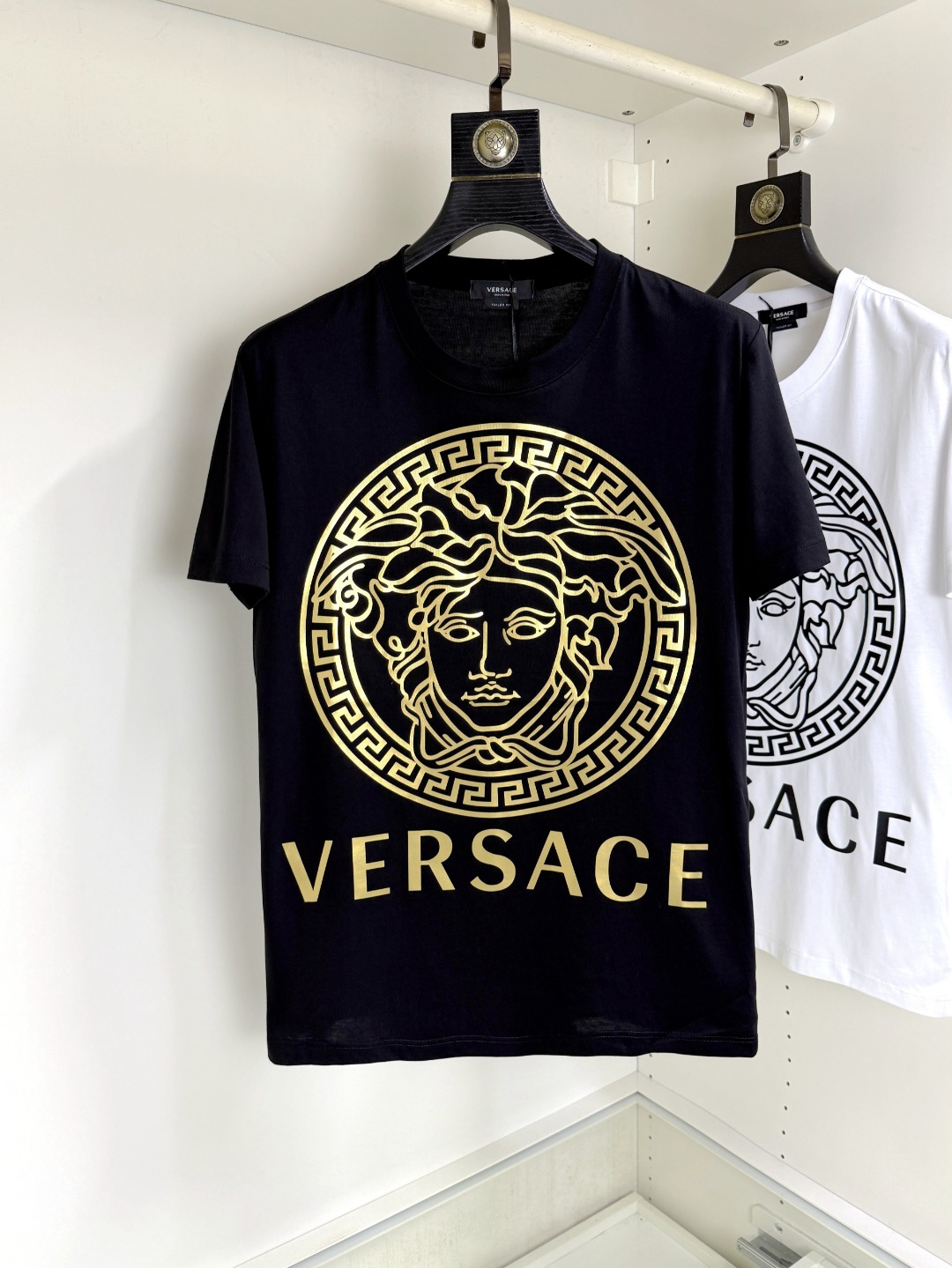 NO:735084,Versace Versace Fat Brother Gospel 4XL wears 200 pounds. Top round neck casual short-sleeved advanced customization and versatile style. Anyone can easily control it. The fabric is fully customized. The latest logo design of the luxury classic brand on the chest is very classy and a must-have for those who know the goods!  The tailoring is slim-fitting, very refined, shows off aura, and highlights the sophistication of business men. This is unique, it has just the right amount of slim fit, and the upper body effect is great!  Size M-4XL,,versace,versace,T-shirt,19860909Versace 范思哲 胖哥福音4XL穿200斤 顶级圆领休闲短袖高级定制百搭款式 任何人都可以轻松驾驭 面料全订制工艺 胸前奢华经典品牌最新logo设计,非常显档次懂货的必须入！版型剪裁属于修身款 非常精致,显气场,又会凸显商务男士的精致,这就是独到之处,恰到好处的修身,上身效果非常赞！尺码M-4XL,,versace,versace,T-shirt,,Men's clothing