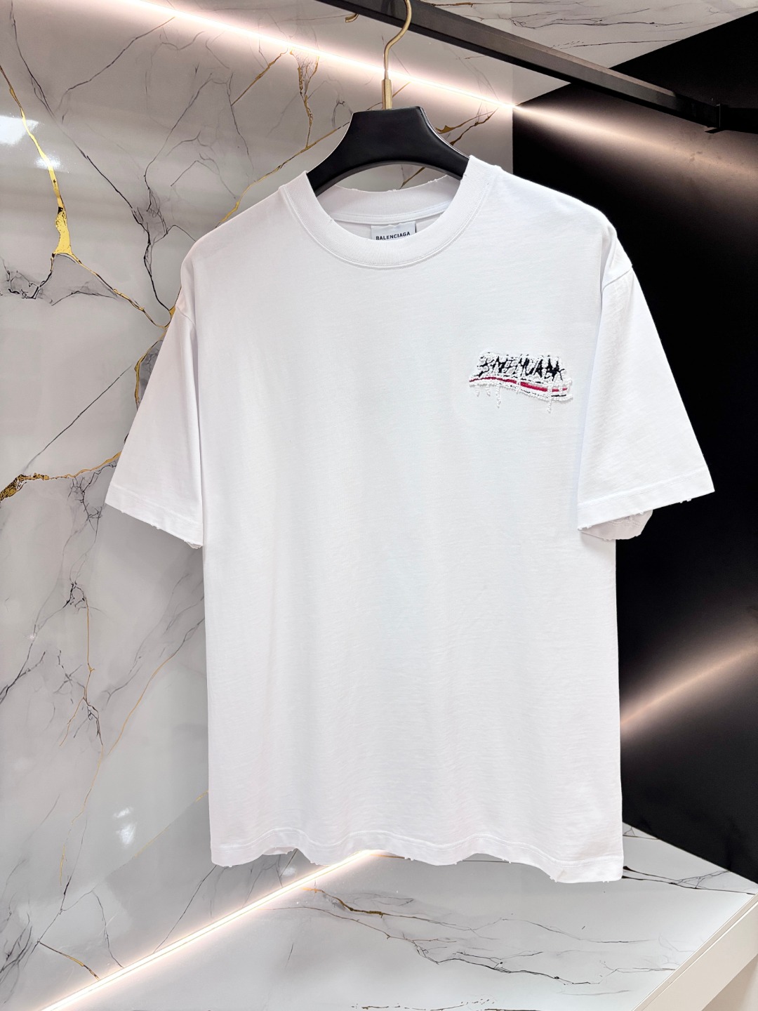 NO:735108,Balenciaga men's short-sleeved T-shirt, early spring new joint series, three-dimensional embroidered logo on the chest, flower letter patch on the back, the details are exquisite, and the workmanship is in place. The fabric is 320g pure cotton double yarn jersey, soft and breathable, very comfortable to wear in summer, the same style for men and women, can be worn for daily commuting and leisure, light luxury style, perfect texture, size S-XL,,balenciaga,balenciaga,T-shirt,tees,t-shirt,19860909Balenciaga 巴黎世家 男士短袖T恤,早春新款联名系列,胸前立体刺绣logo,背后花朵字母贴布,细节很精致,做工到位.面料320g纯棉双纱汗布,手感柔软透气,夏天穿很舒服,男女同款,日常通勤、休闲都能搭,轻奢风格,质感满分,码数S-XL,,balenciaga,balenciaga,T-shirt,tees，t-shirt,,Men's clothing