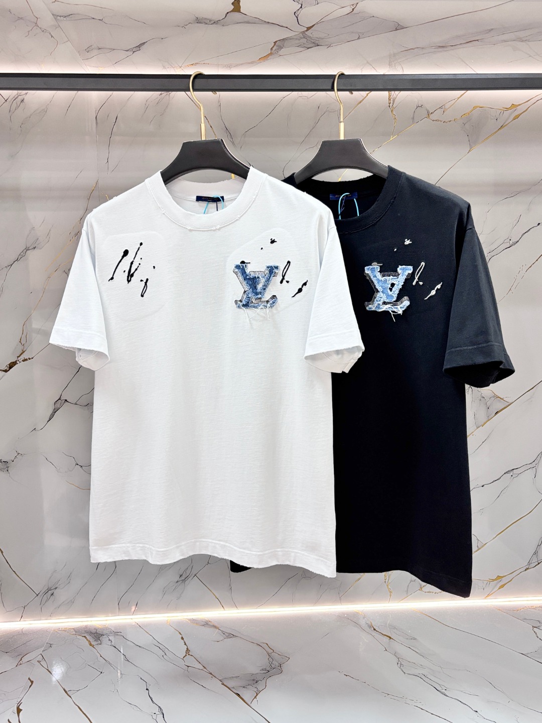 NO:735117,LV Louis Vuitton men's short-sleeved T-shirt, early spring new joint series, three-dimensional embroidered logo on the chest, flower letter patch on the back, the details are very exquisite, and the workmanship is in place. The fabric is 320g pure cotton double yarn jersey, soft and breathable, very comfortable to wear in summer, the same style for men and women, can be used for daily commuting and leisure, light luxury style, perfect texture, size S-XL, Louis Vuitton, Louis  vuitton,T-shirt,tees,t-shirt,19860909LV 路易威登 男士短袖T恤,早春新款联名系列,胸前立体刺绣logo,背后花朵字母贴布,细节很精致,做工到位.面料320g纯棉双纱汗布,手感柔软透气,夏天穿很舒服,男女同款,日常通勤、休闲都能搭,轻奢风格,质感满分,码数S-XL,,louis vuitton,louis vuitton,T-shirt,tees，t-shirt,,Men's clothing