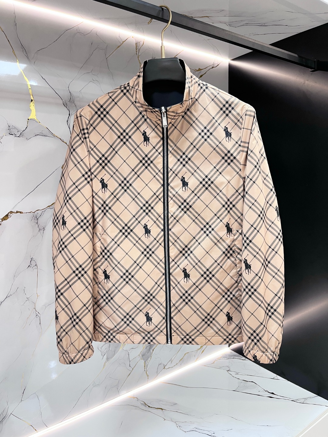 NO:735085,POLO Paul's new spring jacket, the new product on the show is in perfect condition. It has three labels, full and attractive colors, and a very outstanding design, which can easily enhance the sense of fashion. The workmanship is extremely sophisticated and rigorous, and the wiring is neat and meticulous!  A masterpiece from a famous designer!  The upper body does not look bloated, and it is comfortable to wear in spring and autumn. It is suitable for daily commuting and leisure. Available sizes M ~ XXXL,,jackets & coats,jackets & coats,19860909POLO 保罗 开春新款夹克外套,秀场新品品相非常完美 三标齐全色泽饱满诱人,非常出彩的设计,轻松将时髦感进阶,做工极为考究严谨,走线工整细致！大牌设计师巨作！上身不显臃肿、春秋季穿着舒适,日常通勤、休闲都很合适. 现货码数M ～ XXXL,,jackets & coats,jackets & coats,,Men's clothing