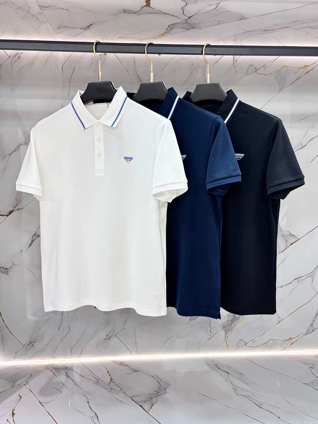 NO:735122,Prada Prada's new summer letter logo men's lapel polo shirt!  Classic business men's style, the ceiling-level business men's style of high-end men's clothing!  Simple and fashionable yet elegant, it looks great when worn alone, and quality control/details control can be taken away with your eyes closed. It is low-key, luxurious and connotative!  The custom-woven mesh pique cotton fabric supplied by the customer is carefully made. The mesh texture is evenly arranged on the surface of the fabric. It has excellent breathability and heat dissipation and perspiration. The upper body comfort is completely better than ordinary single-sided jersey tissue!  The classic brand LOGO on the chest is made with top-notch craftsmanship. The LOGO is three-dimensional, clear and full, and has extraordinary texture. Whether it is worn as an inner layer or worn alone, it is a classic product!  The exquisite tailoring process, every detail is handled very standard and delicately, which cannot be compared with other low-end products on the market. It is a must-have basic and versatile Polo shirt for men!  Size M-4XL,,prada,prada,19860909Prada 普拉达 夏季新款字母logo男士翻领Polo衫！经典商务男款,高端男装的天花板级别的商务男款！简约时尚大气不失优雅,单穿内搭体面过人,品质控/细节控的闭眼带走,低调又奢华有内涵！ 客供定织网眼珠地棉布精心制成,面料表面排列均匀整齐的网眼纹理,透气性和散热排汗性极佳,上身舒适程度完全优于普通单面汗布组织！胸前经典的品牌LOGO标识,采用顶级工艺打造,LOGO立体清晰饱满,质感非凡的特质,无论是内搭还是单穿都是一款经典领域的产品！精妙绝伦的裁剪工艺,每一个细节处理的非常标准细腻,非市面一般LOW货可以媲美的,男士必入基础百搭款Polo衫推荐！ 尺码M-4XL,,prada,prada,,Men's clothing