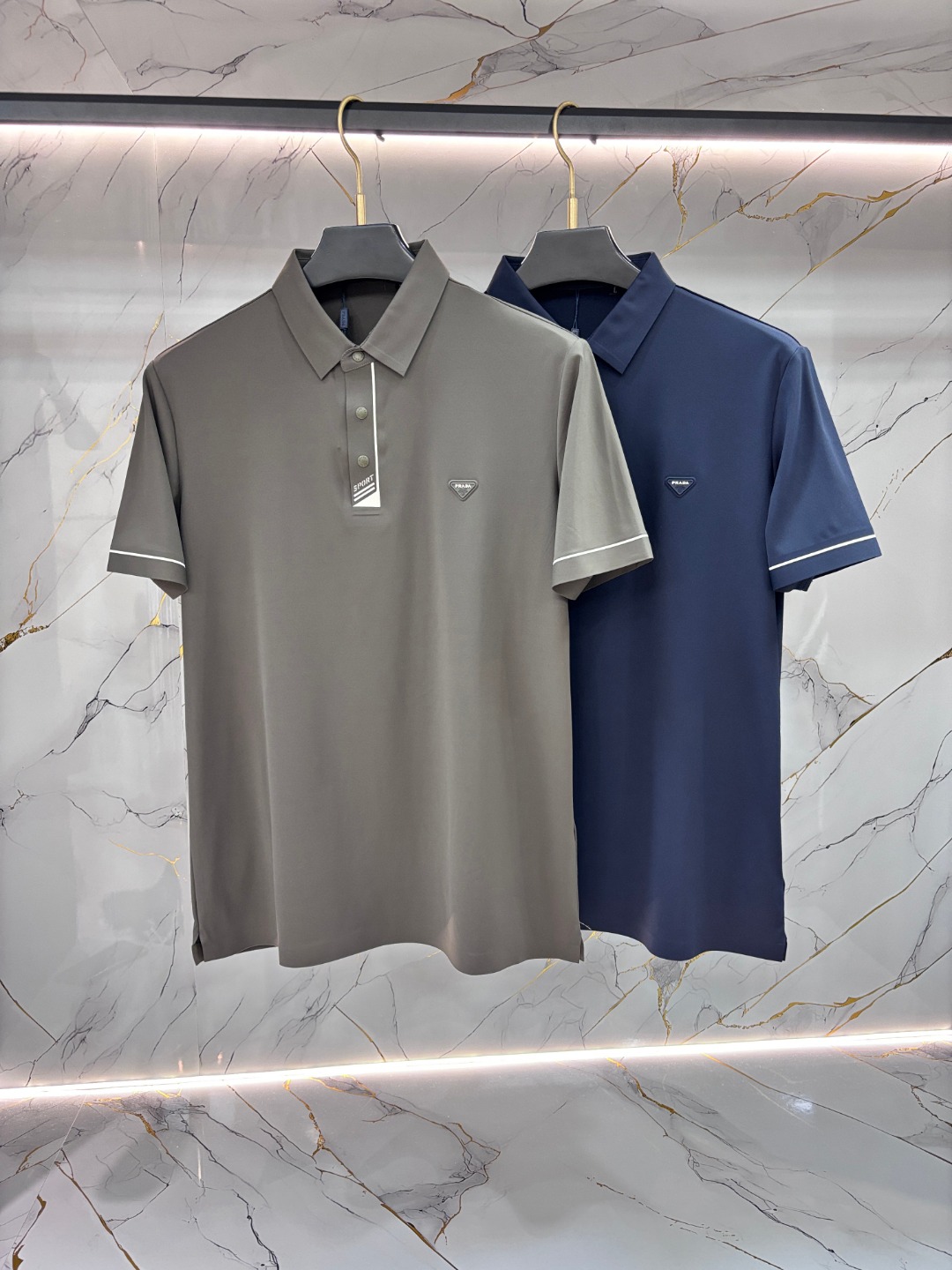 NO:735113,Prada Prada's new summer letter logo men's lapel polo shirt!  Classic business men's style, the ceiling-level business men's style of high-end men's clothing!  Simple and fashionable yet elegant, it looks great when worn alone, and quality control/details control can be taken away with your eyes closed. It is low-key, luxurious and connotative!  The custom-woven mesh pique cotton fabric supplied by the customer is carefully made. The mesh texture is evenly arranged on the surface of the fabric. It has excellent breathability and heat dissipation and perspiration. The upper body comfort is completely better than ordinary single-sided jersey tissue!  The classic brand LOGO on the chest is made with top-notch craftsmanship. The LOGO is three-dimensional, clear and full, and has extraordinary texture. Whether it is worn as an inner layer or worn alone, it is a classic product!  The exquisite tailoring process, every detail is handled very standard and delicately, which cannot be compared with other low-end products on the market. It is a must-have basic and versatile Polo shirt for men!  Size M-4XL,,prada,prada,19860909Prada 普拉达 夏季新款字母logo男士翻领Polo衫！经典商务男款,高端男装的天花板级别的商务男款！简约时尚大气不失优雅,单穿内搭体面过人,品质控/细节控的闭眼带走,低调又奢华有内涵！ 客供定织网眼珠地棉布精心制成,面料表面排列均匀整齐的网眼纹理,透气性和散热排汗性极佳,上身舒适程度完全优于普通单面汗布组织！胸前经典的品牌LOGO标识,采用顶级工艺打造,LOGO立体清晰饱满,质感非凡的特质,无论是内搭还是单穿都是一款经典领域的产品！精妙绝伦的裁剪工艺,每一个细节处理的非常标准细腻,非市面一般LOW货可以媲美的,男士必入基础百搭款Polo衫推荐！ 尺码M-4XL,,prada,prada,,Men's clothing