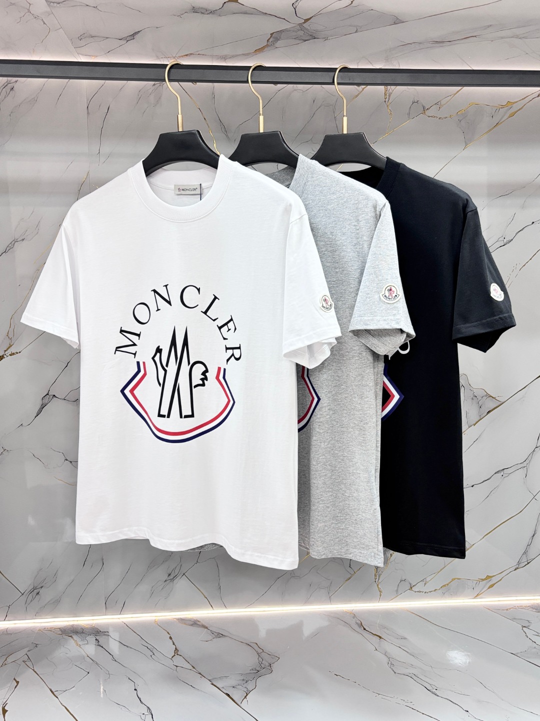 NO:735097,Moncler Men's short-sleeved T-shirt, early spring new joint series, three-dimensional embroidered logo on the chest, flower letter patch on the back, the details are exquisite, and the workmanship is in place. The fabric is 320g pure cotton double yarn jersey, soft and breathable, very comfortable to wear in summer, the same style for men and women, can be worn for daily commuting and leisure, light luxury style, perfect texture, size S-XL, Moncler, T-shirt, tees, t-shirt,19860909Moncler 蒙口 男士短袖T恤,早春新款联名系列,胸前立体刺绣logo,背后花朵字母贴布,细节很精致,做工到位.面料320g纯棉双纱汗布,手感柔软透气,夏天穿很舒服,男女同款,日常通勤、休闲都能搭,轻奢风格,质感满分,码数S-XL,,Moncler,T-shirt,tees，t-shirt,,Men's clothing