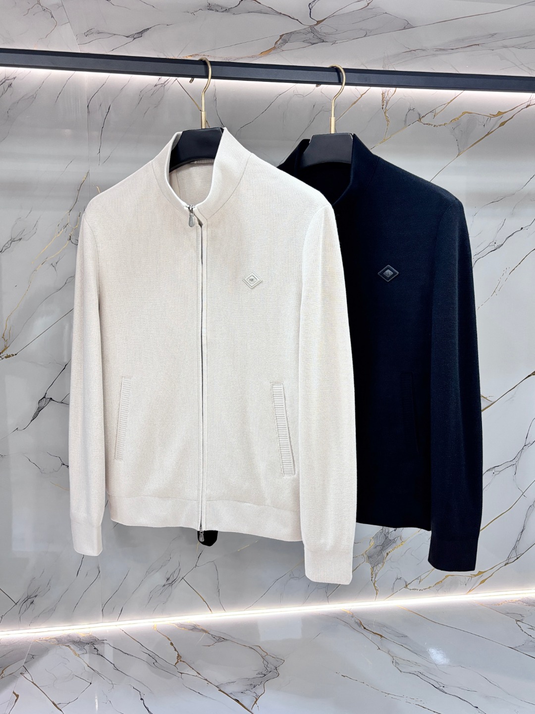 NO:743712,Brunello Cucinelli releases new spring style jackets with lapels, hot-selling spring jackets, and logo letters on the chest. Wearing them makes you feel comfortable and slim, lazy and casual, and combined with clean and simple colors, it is particularly attractive and suitable for daily wear ~ We are launching sports items decorated with vibrant prints!  Sizes M-3XL,,brunello cucinelli,jackets & coats,jackets & coats,19860909Brunello Cucinelli 春季新款发布 翻领夹克外套,春季爆款夹克外套,胸前字母Logo 穿上就是舒适自在又显瘦的存在,慵懒而随性,结合干净简单的色系就特别耐看,适合日常穿着~倾情推出缀饰活力印花的运动单品！ 尺码M-3XL,,brunello cucinelli,jackets & coats,jackets & coats,,Men's clothing