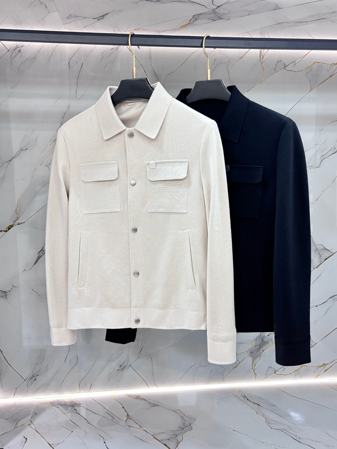 NO:743707,LP Nuoyoupanya spring new men's lapel jacket, original three-label complete high-end version!  Haute couture counter fabrics are highly breathable and comfortable, with impeccable details on the chest logo pocket, brand element design concept, exquisite workmanship and complex craftsmanship, and professional purchasing agents reflecting high quality. It feels delicate and soft!  It presents a casual cut and the upper body shape is awesome!  Size M～XXXL,,loro piana,jackets & coats,jackets & coats,19860909LP 诺悠翩雅 春季新款男士夹克翻领外套,原单三标齐全高端版本！高定专柜面料 透气舒适度高,胸前logo口袋 细节无可挑剔,品牌元素设计理念,做工考究工艺复杂,专业代购级体现高品质.手感细腻柔软！呈现休闲裁剪,上身版型超赞！ 码数M～XXXL,,loro piana,jackets & coats,jackets & coats,,Men's clothing