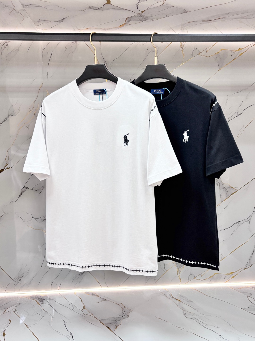 NO:743737,POLO Paul's latest spring and summer new style short-sleeved round neck T-shirt, high-end custom design, avant-garde and fashionable!  The brand logo is designed with heavy craftsmanship printing, using original mercerized fabrics, which are comfortable to wear. Exquisite stitching. Fine workmanship. The upper body effect is incomparably handsome!  A must-have item for a stylish man!  Size S-XL,,T-shirt,tees,t-shirt,19860909POLO 保罗 春夏新款首发最新款短袖圆领T恤 高端订制 设计前卫时尚！品牌logo重工艺印花设计,采用原版丝光面料,穿着舒适.级别精致车线.做工精细.上身效果无敌帅气！型男必备单品！ 码数S-XL,,T-shirt,tees，t-shirt,,Men's clothing