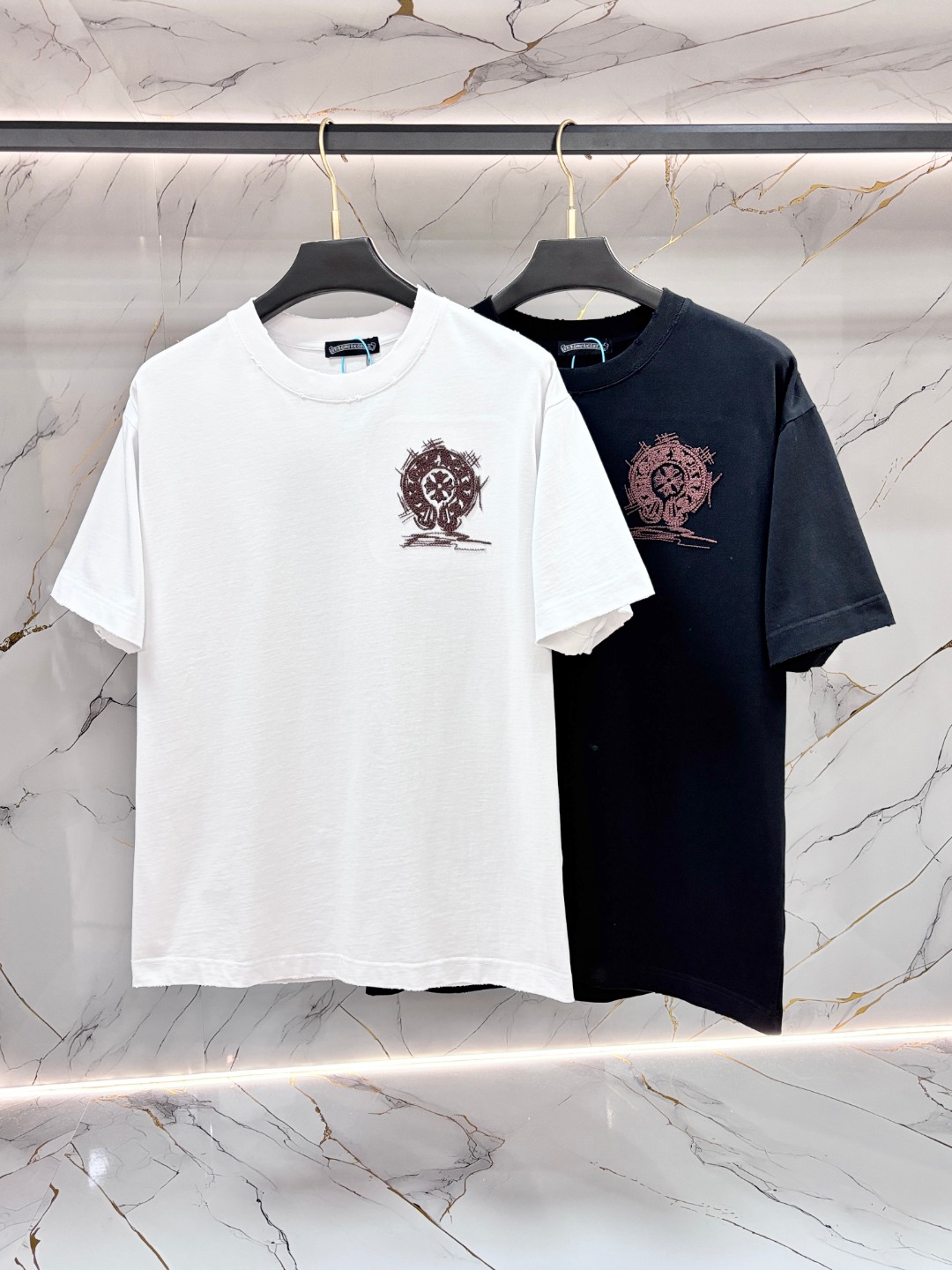 NO:743716,Crow Heart's latest spring and summer new style short-sleeved round neck T-shirt, high-end custom design, avant-garde and fashionable!  The brand logo is designed with heavy craftsmanship printing, using original mercerized fabrics, which are comfortable to wear. Exquisite stitching. Fine workmanship. The upper body effect is incomparably handsome!  A must-have item for a stylish man!  Size S-XL,,chrome hearts,T-shirt,tees,t-shirt,19860909克罗心 春夏新款首发最新款短袖圆领T恤 高端订制 设计前卫时尚！品牌logo重工艺印花设计,采用原版丝光面料,穿着舒适.级别精致车线.做工精细.上身效果无敌帅气！型男必备单品！ 码数S-XL,,chrome hearts,T-shirt,tees，t-shirt,,Men's clothing