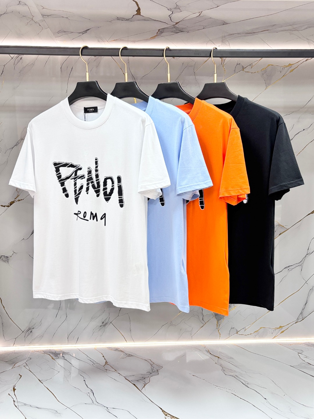 NO:743726,Fendi Fendi spring and summer new style debuts the latest short-sleeved round neck T-shirt, high-end custom design, avant-garde and fashionable!  The brand logo is designed with heavy craftsmanship printing, using original mercerized fabrics, which are comfortable to wear. Exquisite stitching. Fine workmanship. The upper body effect is incomparably handsome!  A must-have item for a stylish man!  Size S-XL,,fendi,fendi,T-shirt,tees,t-shirt,19860909Fendi 芬迪 春夏新款首发最新款短袖圆领T恤 高端订制 设计前卫时尚！品牌logo重工艺印花设计,采用原版丝光面料,穿着舒适.级别精致车线.做工精细.上身效果无敌帅气！型男必备单品！ 码数S-XL,,fendi,fendi,T-shirt,tees，t-shirt,,Men's clothing