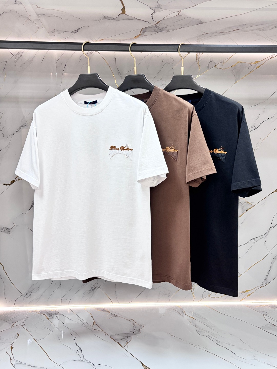 NO:775548,LV Louis Vuitton spring and summer new style debuts the latest short-sleeved round neck T-shirt, high-end customization, avant-garde and fashionable design!  The brand logo is designed with heavy craftsmanship printing, using original mercerized fabrics, which are comfortable to wear. Exquisite stitching. Fine workmanship. The upper body effect is incomparably handsome!  A must-have item for a stylish man!  Size S-XL,,louis vuitton,louis vuitton,T-shirt,tees,t-shirt,19860909LV 路易威登 春夏新款首发最新款短袖圆领T恤 高端订制 设计前卫时尚！品牌logo重工艺印花设计,采用原版丝光面料,穿着舒适.级别精致车线.做工精细.上身效果无敌帅气！型男必备单品！ 码数S-XL,,louis vuitton,louis vuitton,T-shirt,tees，t-shirt,,Men's clothing