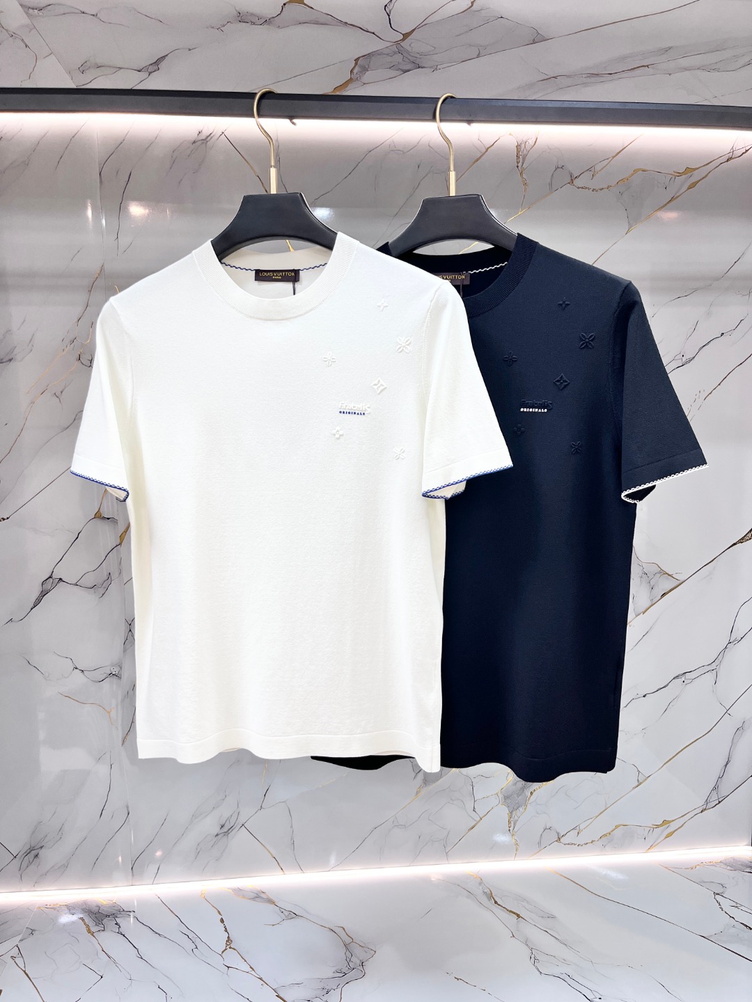 NO:756644,LV Louis Vuitton's new spring and summer new model debuts the latest Yilite ice silk short-sleeved round neck sweater, high-end customization, avant-garde and fashionable design!  The brand logo is designed with heavy craftsmanship printing, using original mercerized fabrics, which are comfortable to wear. Exquisite stitching. Fine workmanship. The upper body effect is incomparably handsome!  A must-have item for a stylish man!  Size M-3XL,,louis vuitton,louis vuitton,T-shirt,19860909LV 路易威登 春夏新款首发最新款伊力特冰丝短袖圆领针织衫,高端订制 设计前卫时尚！品牌logo重工艺印花设计,采用原版丝光面料,穿着舒适.级别精致车线.做工精细.上身效果无敌帅气！型男必备单品！ 码数M-3XL,,louis vuitton,louis vuitton,T-shirt,,Men's clothing