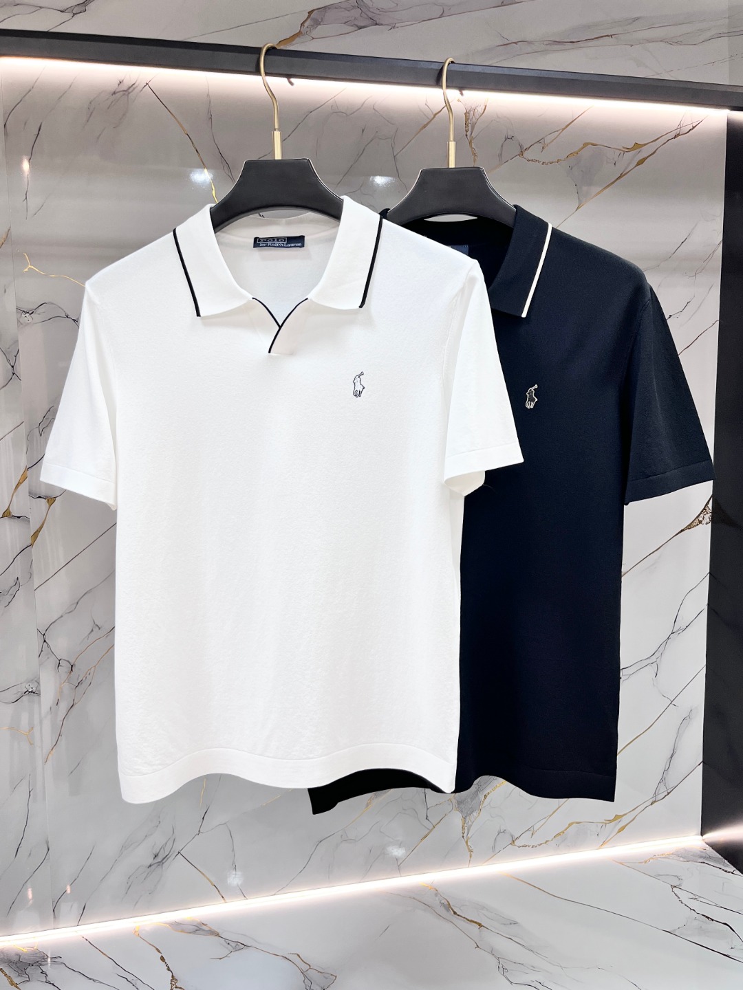 NO:837481,Polo logo men's lapel Polo Elite ice silk sweater, classic business men's style, the ceiling-level business men's style of high-end men's clothing!  Simple and fashionable yet elegant, it looks great when worn alone, and quality control/details control can be taken away with your eyes closed. It is low-key, luxurious and connotative!  Custom-woven Yilite stretch cotton is carefully made and has excellent breathability and heat dissipation and perspiration properties. The upper body comfort is completely better than ordinary single-sided jersey tissue!  The classic brand LOGO on the hem is made with top-notch craftsmanship. The LOGO is three-dimensional, clear and full, and has extraordinary texture. Whether it is worn as an inner layer or worn alone, it is a classic product!  The exquisite cutting technology and every detail are handled very standard and delicately, which cannot be compared with other low-end products on the market. It is a must-have basic and versatile style for men!  Size M-3XL,,19860909Polo保罗 logo男士翻领Polo伊力特冰丝针织衫,经典商务男款,高端男装的天花板级别的商务男款！简约时尚大气不失优雅,单穿内搭体面过人,品质控/细节控的闭眼带走,低调又奢华有内涵！ 客供定织伊力特弹力棉,精心制成,透气性和散热排汗性极佳,上身舒适程度完全优于普通单面汗布组织！下摆经典的品牌LOGO标识,采用顶级工艺打造,LOGO立体清晰饱满,质感非凡的特质,无论是内搭还是单穿都是一款经典领域的产品！精妙绝伦的裁剪工艺,每一个细节处理的非常标准细腻,非市面一般LOW货可以媲美的,男士必入基础百搭款！ 码数M-3XL,,,Men's clothing