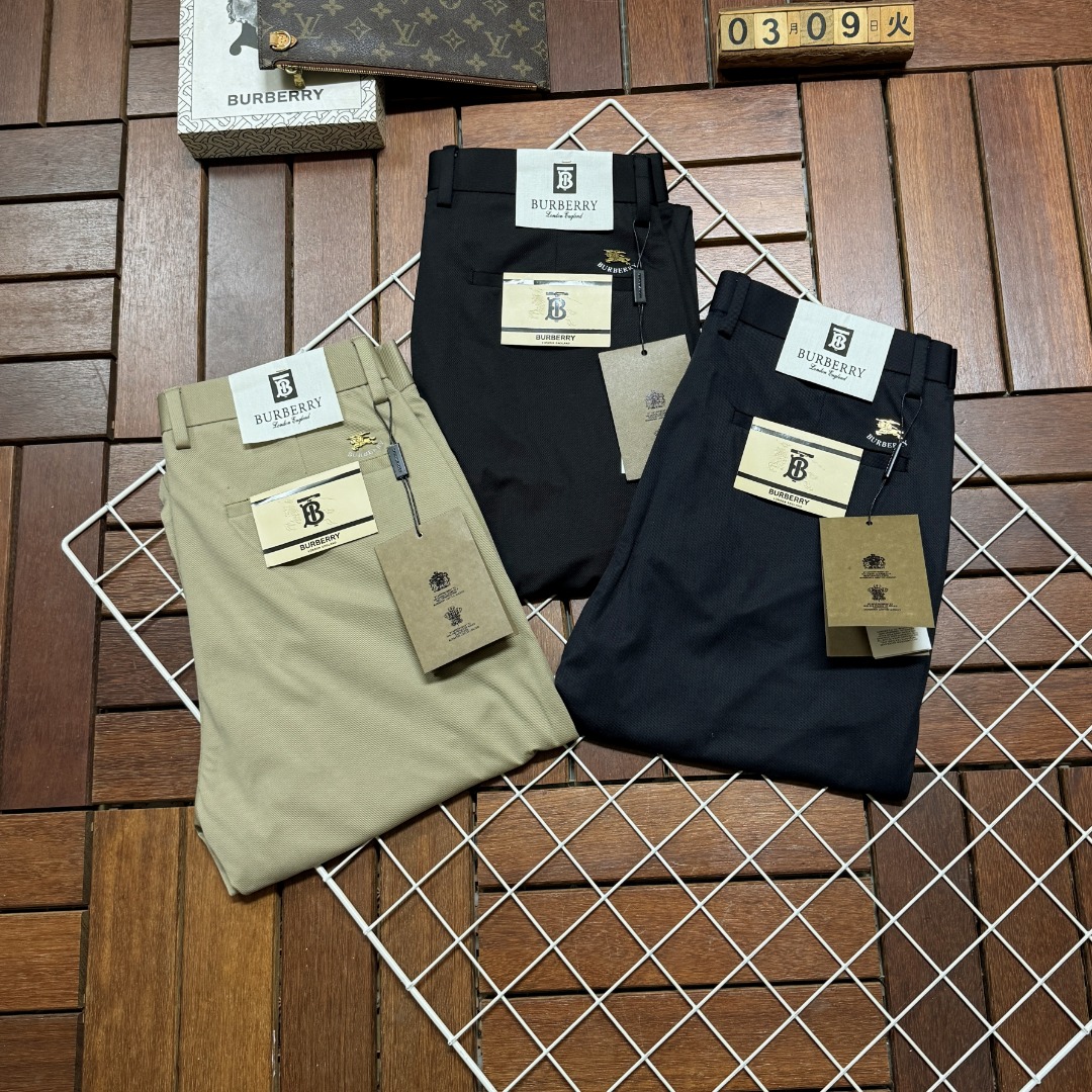 NO:756675,Burberry new and new products. The best casual pants counter in the physical store. The original 1:1 good goods, suitable for all ages. The highest version of European imported fabrics on the market. Comfortable, soft and skin-friendly, the upper body effect is super fashionable and versatile, straight and stylish, a wardrobe must-have. Suitable for any occasion. Sizes 29-40,, burberry, burberry,19860909Burberry 巴宝莉新款新品 实体店极品休闲裤专柜原版1:1好货,适合各个年龄段.市场最高版本的欧洲进口面料.舒适柔软亲肤,上身效果超级棒时尚百搭,笔挺有型,衣橱必备.适合任何场合穿着 尺码29-40,,burberry,burberry,,Men's clothing