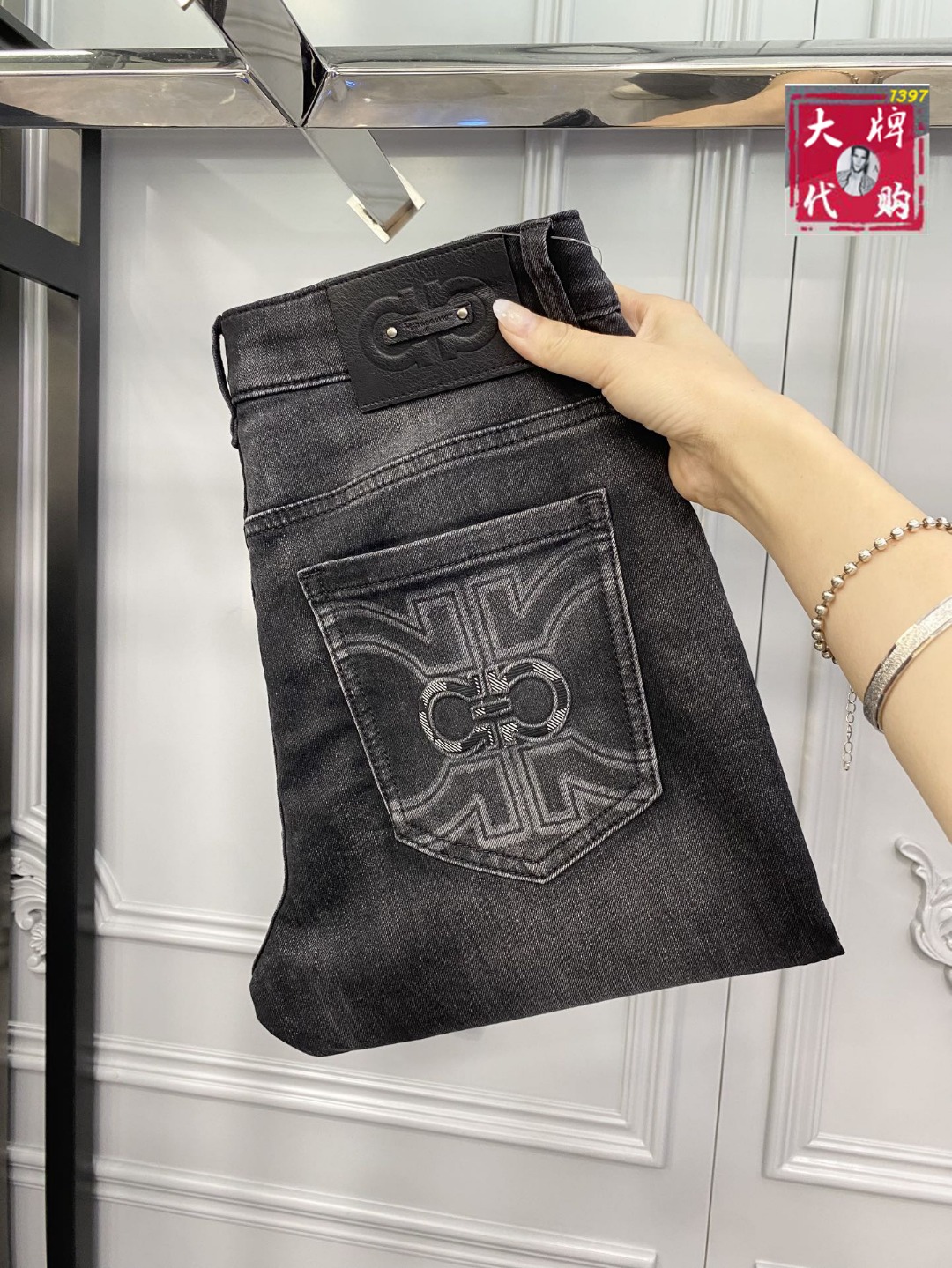 NO:756632,[SF Ferragamo] New men's new high-end fashion casual jeans, simple and elegant, simple and fashionable, easy to match, comfortable and refreshing, traditional British noble design style, full of noble temperament, winning the favor of countless people. No matter what the occasion, you can wear it to show a luxurious, noble and extraordinary temperament. It is made of imported high-elastic fabrics and designed by top masters.  The ingenious work is very beautiful in person, and every detail can show the quality of the big brand. I think such a feature is enough to make people excited. It is a super versatile basic model that everyone has, and it is great value for money!  Sizes 29 to 38,,ferragamo,jeans,19860909【 SF 菲拉格慕】新款男士新款高级时装休闲牛仔裤, 简洁大气 简约时尚,从容百搭,舒适清爽,英伦传统高贵的设计风格,尽显高贵气质,赢取无数人的欢心 无论什么场合穿上都尽显奢华、高贵非凡的气质 选用进口高弹面料 顶级大师设计 匠心著作实物非常漂亮,每个细节都能彰显大牌的品质感.我觉得这样一条特色足以让人心动.超百搭基本款人手一条,超值性价比！尺码29一38,,ferragamo,jeans,,Men's clothing