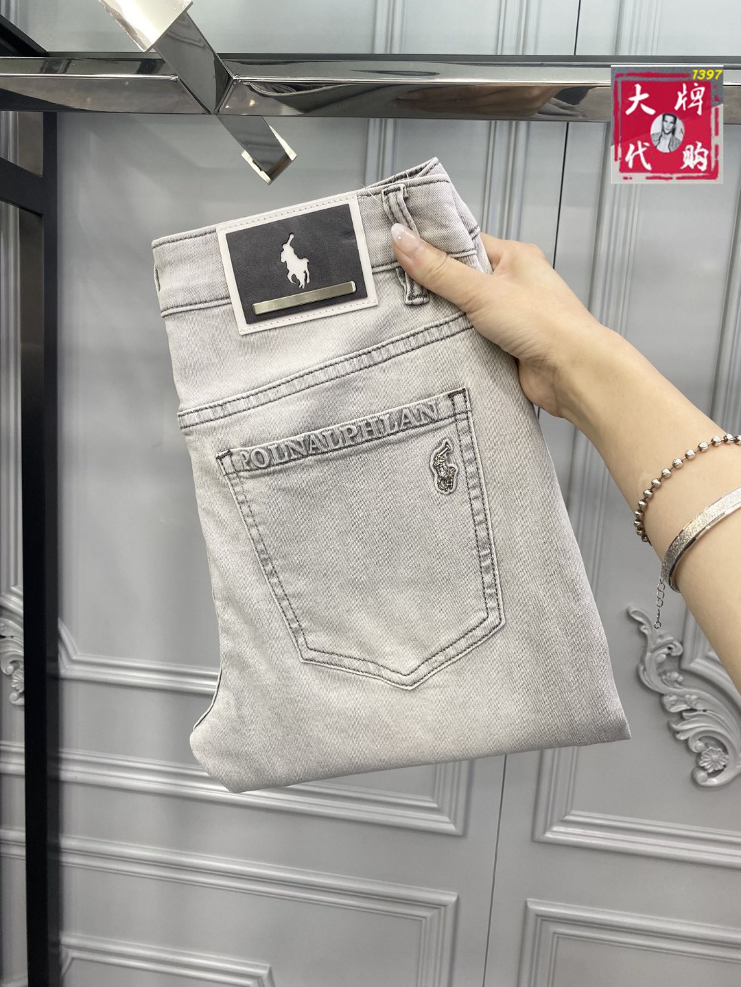 NO:756606,[POLO Paul] New men's new high-fashion casual jeans, simple and elegant, simple and fashionable, easy to match, comfortable and refreshing, traditional British noble design style, full of noble temperament, winning the favor of countless people, no matter what occasion you wear it, it will show a luxurious, noble and extraordinary temperament. It is made of imported high-elastic fabrics and designed by top masters.  The ingenious work is very beautiful in person, and every detail can show the quality of the big brand. I think such a feature is enough to make people excited. It is a super versatile basic model that everyone has, and it is great value for money!  Sizes 29 to 38,,jeans,19860909【 POLO 保罗】新款男士新款高级时装休闲牛仔裤, 简洁大气 简约时尚,从容百搭,舒适清爽,英伦传统高贵的设计风格,尽显高贵气质,赢取无数人的欢心 无论什么场合穿上都尽显奢华、高贵非凡的气质 选用进口高弹面料 顶级大师设计 匠心著作实物非常漂亮,每个细节都能彰显大牌的品质感.我觉得这样一条特色足以让人心动.超百搭基本款人手一条,超值性价比！尺码29一38,,jeans,,Men's clothing