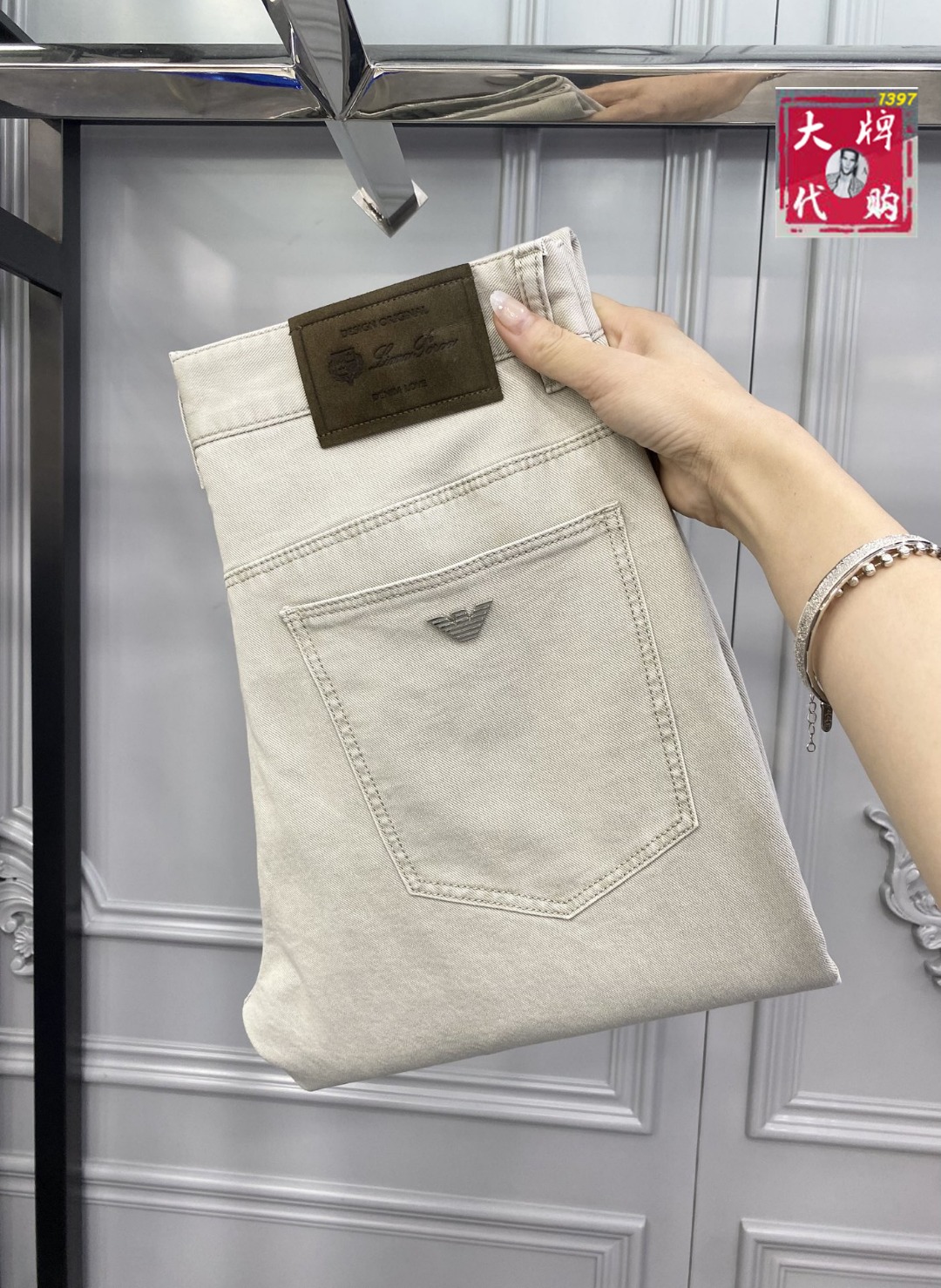 NO:756618,[Armani] New men's new high-fashion casual jeans, simple and elegant, simple and fashionable, easy to match, comfortable and refreshing, traditional British noble design style, full of noble temperament, winning the favor of countless people, no matter what occasion you wear, it will show a luxurious, noble and extraordinary temperament. Made of imported high-elastic fabrics, designed by top masters  The ingenious work is very beautiful in person, and every detail can show the quality of the big brand. I think such a feature is enough to make people excited. It is a super versatile basic model that everyone has, and it is great value for money!  Sizes 29 to 38,,armani,armani,jeans,19860909【Armani 阿玛尼】新款男士新款高级时装休闲牛仔裤, 简洁大气 简约时尚,从容百搭,舒适清爽,英伦传统高贵的设计风格,尽显高贵气质,赢取无数人的欢心 无论什么场合穿上都尽显奢华、高贵非凡的气质 选用进口高弹面料 顶级大师设计 匠心著作实物非常漂亮,每个细节都能彰显大牌的品质感.我觉得这样一条特色足以让人心动.超百搭基本款人手一条,超值性价比！尺码29一38,,armani,armani,jeans,,Men's clothing