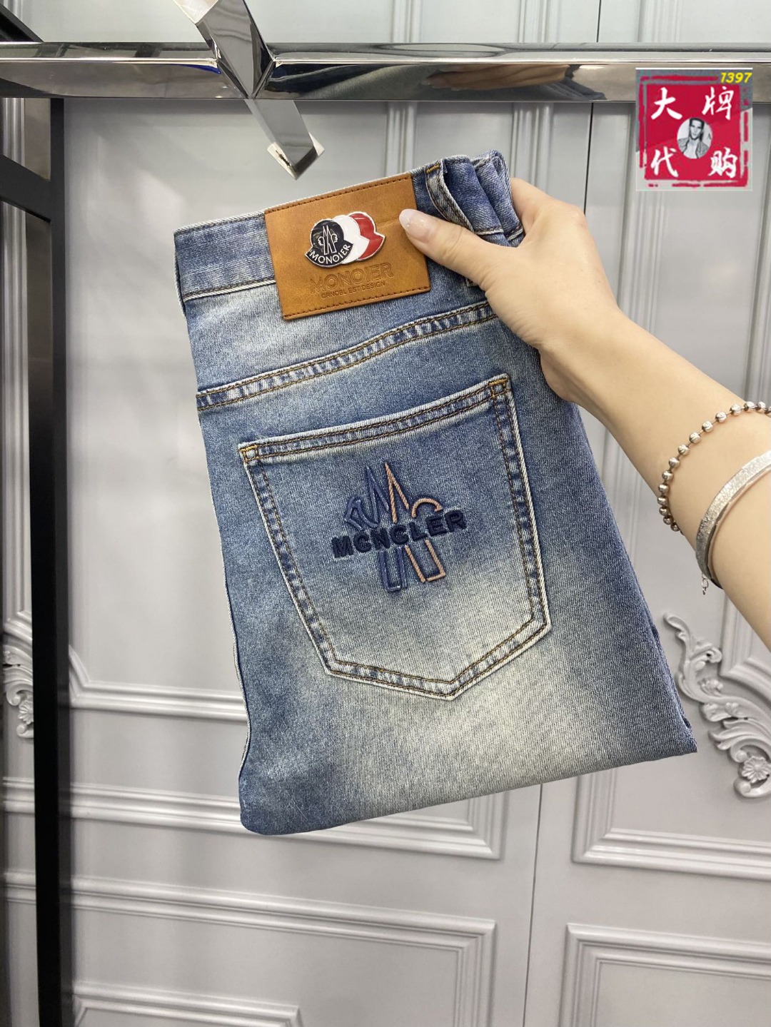 NO:756609,[Moncler] New men's new high-end fashion casual jeans, simple and elegant, simple and fashionable, easy to match, comfortable and refreshing, traditional British noble design style, full of noble temperament, winning the favor of countless people, no matter what occasion you wear it, it will show a luxurious, noble and extraordinary temperament. It is made of imported high-elastic fabrics and designed by top masters.  The ingenious work is very beautiful in person, and every detail can show the quality of the big brand. I think such a feature is enough to make people excited. It is a super versatile basic model that everyone has, and it is great value for money!  Sizes 29 to 38,,Moncler,jeans,19860909【 Moncler 蒙口】新款男士新款高级时装休闲牛仔裤, 简洁大气 简约时尚,从容百搭,舒适清爽,英伦传统高贵的设计风格,尽显高贵气质,赢取无数人的欢心 无论什么场合穿上都尽显奢华、高贵非凡的气质 选用进口高弹面料 顶级大师设计 匠心著作实物非常漂亮,每个细节都能彰显大牌的品质感.我觉得这样一条特色足以让人心动.超百搭基本款人手一条,超值性价比！尺码29一38,,Moncler,jeans,,Men's clothing