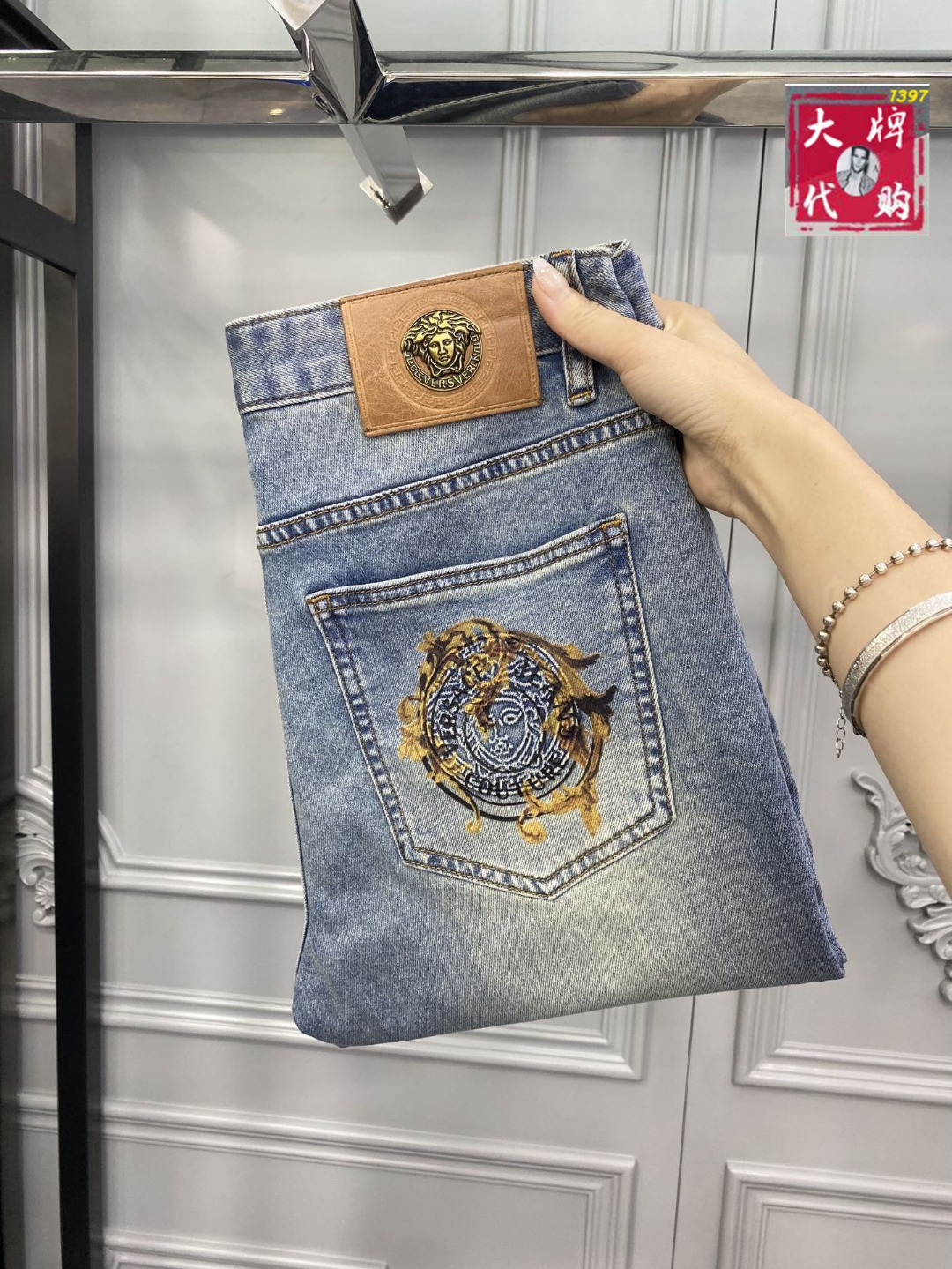 NO:756621,[Versace] New men's new high-fashion casual jeans, simple and elegant, simple and fashionable, easy to match, comfortable and refreshing, traditional British noble design style, full of noble temperament, winning the favor of countless people, no matter what occasion you wear, it will show a luxurious, noble and extraordinary temperament. Made of imported high-elastic fabrics, designed by top masters  The ingenious work is very beautiful in person, and every detail can show the quality of the big brand. I think such a feature is enough to make people excited. It is a super versatile basic model that everyone has, and it is great value for money!  Sizes 29 to 38,,versace,versace,jeans,19860909【 Versace 范思哲】新款男士新款高级时装休闲牛仔裤, 简洁大气 简约时尚,从容百搭,舒适清爽,英伦传统高贵的设计风格,尽显高贵气质,赢取无数人的欢心 无论什么场合穿上都尽显奢华、高贵非凡的气质 选用进口高弹面料 顶级大师设计 匠心著作实物非常漂亮,每个细节都能彰显大牌的品质感.我觉得这样一条特色足以让人心动.超百搭基本款人手一条,超值性价比！尺码29一38,,versace,versace,jeans,,Men's clothing