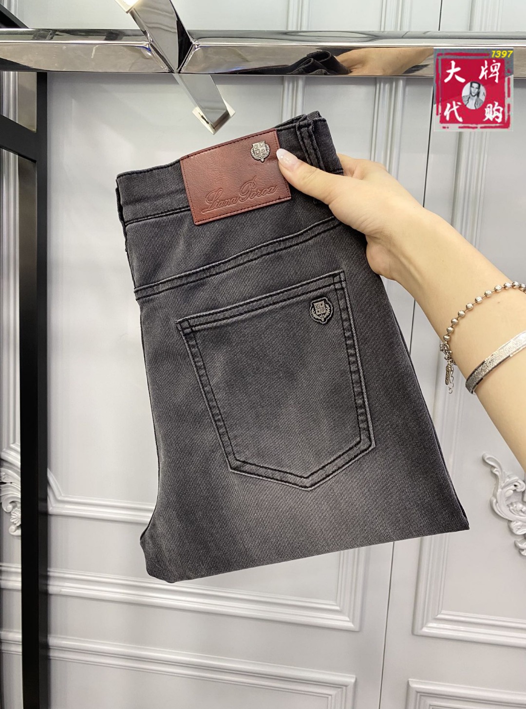 NO:756612,[LP Nuoyoupianya] New men's new high-fashion casual jeans, simple and elegant, simple and fashionable, easy to match, comfortable and refreshing, traditional British noble design style, full of noble temperament, winning the favor of countless people. No matter what occasion you wear, it will show a luxurious, noble and extraordinary temperament. It is made of imported high-elastic fabrics and designed by top masters.  The ingenious work is very beautiful in person, and every detail can show the quality of the big brand. I think such a feature is enough to make people excited. It is a super versatile basic model that everyone has, and it is great value for money!  Sizes 29 to 38,,loro piana,jeans,19860909【 LP 诺悠翩雅】新款男士新款高级时装休闲牛仔裤, 简洁大气 简约时尚,从容百搭,舒适清爽,英伦传统高贵的设计风格,尽显高贵气质,赢取无数人的欢心 无论什么场合穿上都尽显奢华、高贵非凡的气质 选用进口高弹面料 顶级大师设计 匠心著作实物非常漂亮,每个细节都能彰显大牌的品质感.我觉得这样一条特色足以让人心动.超百搭基本款人手一条,超值性价比！尺码29一38,,loro piana,jeans,,Men's clothing