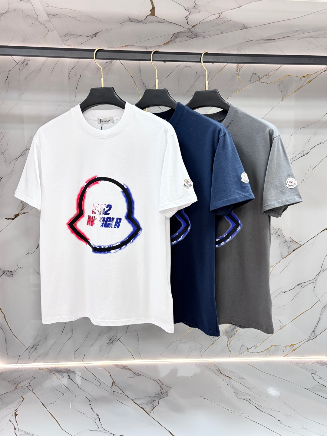 NO:756646,Moncler's new spring and summer new style debuts the latest short-sleeved round neck T-shirt, high-end custom design, avant-garde and fashionable!  Brand logo heavy craftsmanship printing design. Comfortable to wear. Exquisite stitching. Fine workmanship. The upper body effect is incomparably handsome!  Same style for men and women!  Size S-XL,,Moncler,T-shirt,tees,t-shirt,19860909Moncler 蒙口 春夏新款首发最新款短袖圆领T恤 高端订制 设计前卫时尚！品牌logo重工艺印花设计 .穿着舒适.级别精致车线.做工精细.上身效果无敌帅气！男女同款！码数S-XL,,Moncler,T-shirt,tees，t-shirt,,Men's clothing