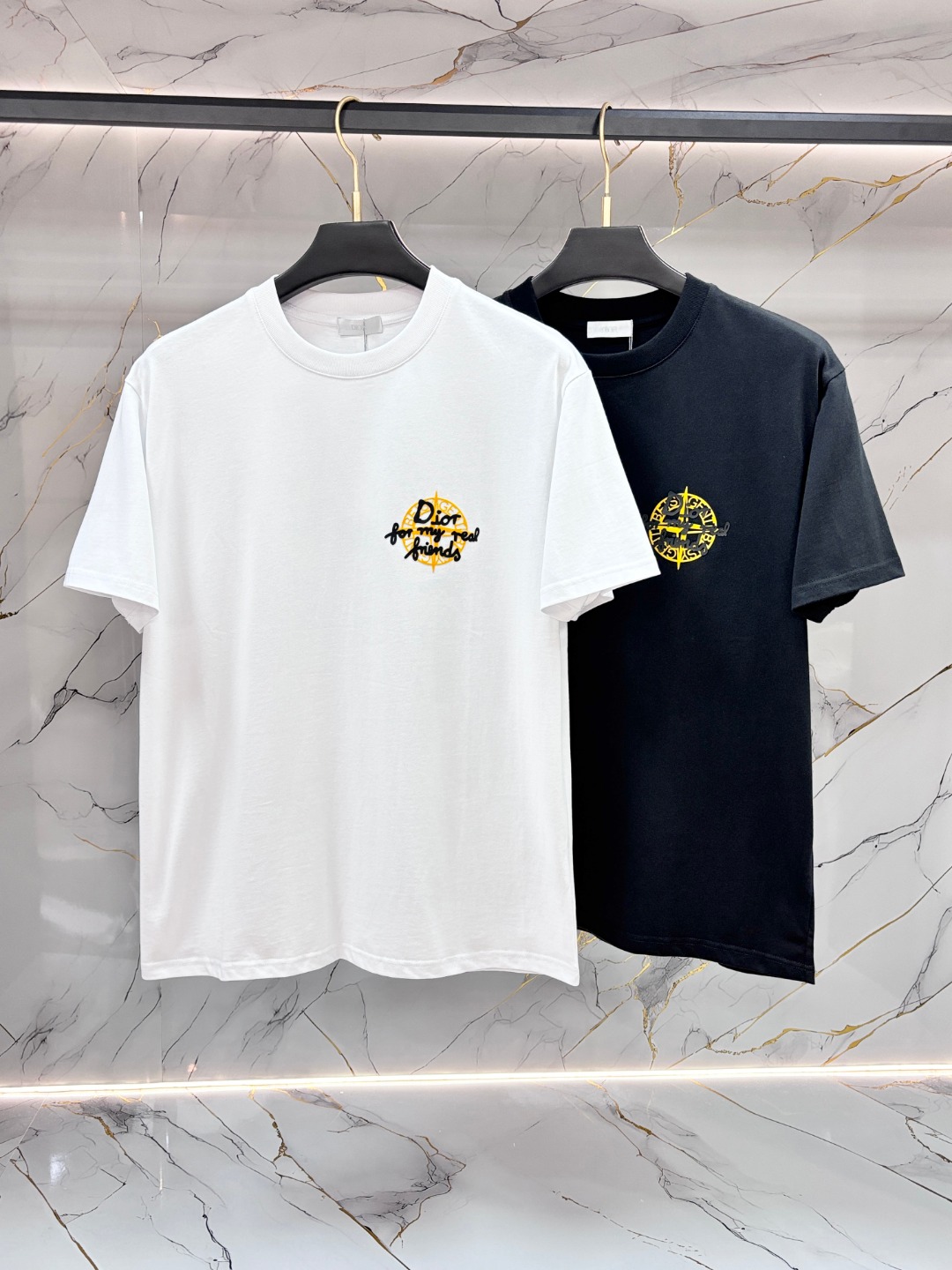 NO:756638,DIOR Dior spring and summer new style debuts the latest short-sleeved round neck T-shirt, high-end customization, avant-garde and fashionable design!  Brand logo heavy craftsmanship printing design. Comfortable to wear. Exquisite stitching. Fine workmanship. The upper body effect is incomparably handsome!  Same style for men and women!  Size S-XL,,dior,dior,T-shirt,tees,t-shirt,19860909DIOR 迪奥 春夏新款首发最新款短袖圆领T恤 高端订制 设计前卫时尚！品牌logo重工艺印花设计 .穿着舒适.级别精致车线.做工精细.上身效果无敌帅气！男女同款！码数S-XL,,dior,dior,T-shirt,tees，t-shirt,,Men's clothing