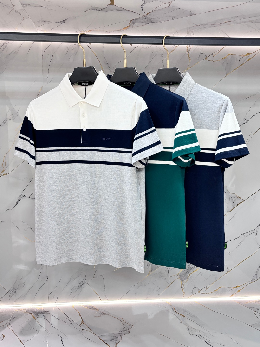 NO:756648,BOSS logo men's lapel polo shirt!  Classic business men's style, the ceiling-level business men's style of high-end men's clothing!  Simple and fashionable yet elegant, it looks great when worn alone, and quality control/details control can be taken away with your eyes closed. It is low-key, luxurious and connotative!  The custom-woven mesh pique cotton fabric supplied by the customer is carefully made. The mesh texture is evenly arranged on the surface of the fabric. It has excellent breathability and heat dissipation and perspiration. The upper body comfort is completely better than ordinary single-sided jersey tissue!  The classic brand LOGO on the hem is made with top-notch craftsmanship. The LOGO is three-dimensional, clear and full, and has extraordinary texture. Whether it is worn as an inner layer or worn alone, it is a classic product!  The exquisite cutting technology, every detail is handled very standard and delicately, which cannot be compared with other low-end products on the market. It is a must-have basic and versatile style for men!  Size M-4XL,,19860909BOSS 波士 logo男士翻领Polo衫！经典商务男款,高端男装的天花板级别的商务男款！简约时尚大气不失优雅,单穿内搭体面过人,品质控/细节控的闭眼带走,低调又奢华有内涵！ 客供定织网眼珠地棉布精心制成,面料表面排列均匀整齐的网眼纹理,透气性和散热排汗性极佳,上身舒适程度完全优于普通单面汗布组织！下摆经典的品牌LOGO标识,采用顶级工艺打造,LOGO立体清晰饱满,质感非凡的特质,无论是内搭还是单穿都是一款经典领域的产品！精妙绝伦的裁剪工艺,每一个细节处理的非常标准细腻,非市面一般LOW货可以媲美的,男士必入基础百搭款！ 码数M-4XL,,,Men's clothing