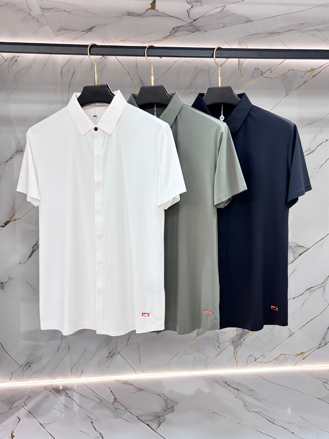 NO:756640,Hermes Hermes summer new letter logo men's lapel polo shirt!  Classic business men's style, the ceiling-level business men's style of high-end men's clothing!  Simple and fashionable yet elegant, it looks great when worn alone, and quality control/details control can be taken away with your eyes closed. It is low-key, luxurious and connotative!  It is carefully made of custom-woven mercerized cotton supplied by customers. The surface of the fabric is evenly arranged with a mesh texture. It has excellent breathability and heat dissipation and perspiration. The upper body comfort is completely better than ordinary single-sided jersey tissue!  The classic brand LOGO on the chest is made with top-notch craftsmanship. The LOGO is three-dimensional, clear and full, and has extraordinary texture. Whether it is worn as an inner layer or worn alone, it is a classic product!  The exquisite tailoring process, every detail is handled very standard and delicately, which cannot be compared with other low-end products on the market. It is a must-have basic and versatile Polo shirt for men!  Size M-4XL,,hermes,hermes,19860909Hermes 爱马仕 夏季新款字母logo男士翻领Polo衫！经典商务男款,高端男装的天花板级别的商务男款！简约时尚大气不失优雅,单穿内搭体面过人,品质控/细节控的闭眼带走,低调又奢华有内涵！ 客供定织丝光棉精心制成,面料表面排列均匀整齐的网眼纹理,透气性和散热排汗性极佳,上身舒适程度完全优于普通单面汗布组织！胸前经典的品牌LOGO标识,采用顶级工艺打造,LOGO立体清晰饱满,质感非凡的特质,无论是内搭还是单穿都是一款经典领域的产品！精妙绝伦的裁剪工艺,每一个细节处理的非常标准细腻,非市面一般LOW货可以媲美的,男士必入基础百搭款Polo衫推荐！ 尺码M-4XL,,hermes,hermes,,Men's clothing