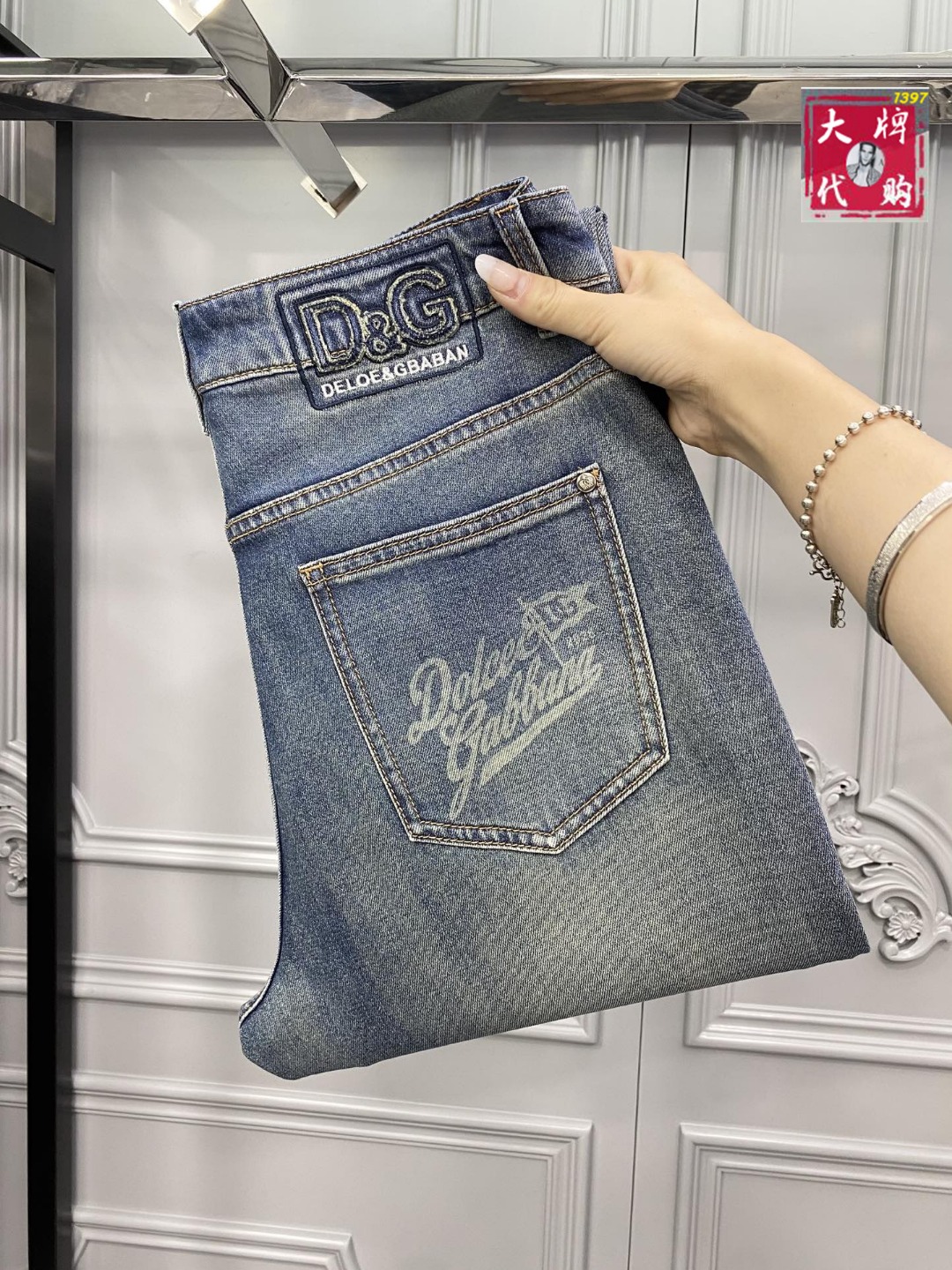 NO:756645,[DG Dolce & Gabbana] New men's new high-end fashion casual jeans, simple and elegant, simple and fashionable, easy to match, comfortable and refreshing, traditional British noble design style, full of noble temperament, winning the favor of countless people. No matter what occasion you wear, it will show a luxurious, noble and extraordinary temperament. It is made of imported high-elastic fabrics and designed by top masters.  The ingenious work is very beautiful in person, and every detail can show the quality of the big brand. I think such a feature is enough to make people excited. It is a super versatile basic model that everyone has, and it is great value for money!  Sizes 29 to 38,,Dolce&Gabbana,jeans,19860909【 DG 杜嘉班纳】新款男士新款高级时装休闲牛仔裤, 简洁大气 简约时尚,从容百搭,舒适清爽,英伦传统高贵的设计风格,尽显高贵气质,赢取无数人的欢心 无论什么场合穿上都尽显奢华、高贵非凡的气质 选用进口高弹面料 顶级大师设计 匠心著作实物非常漂亮,每个细节都能彰显大牌的品质感.我觉得这样一条特色足以让人心动.超百搭基本款人手一条,超值性价比！尺码29一38,,Dolce&Gabbana,jeans,,Men's clothing