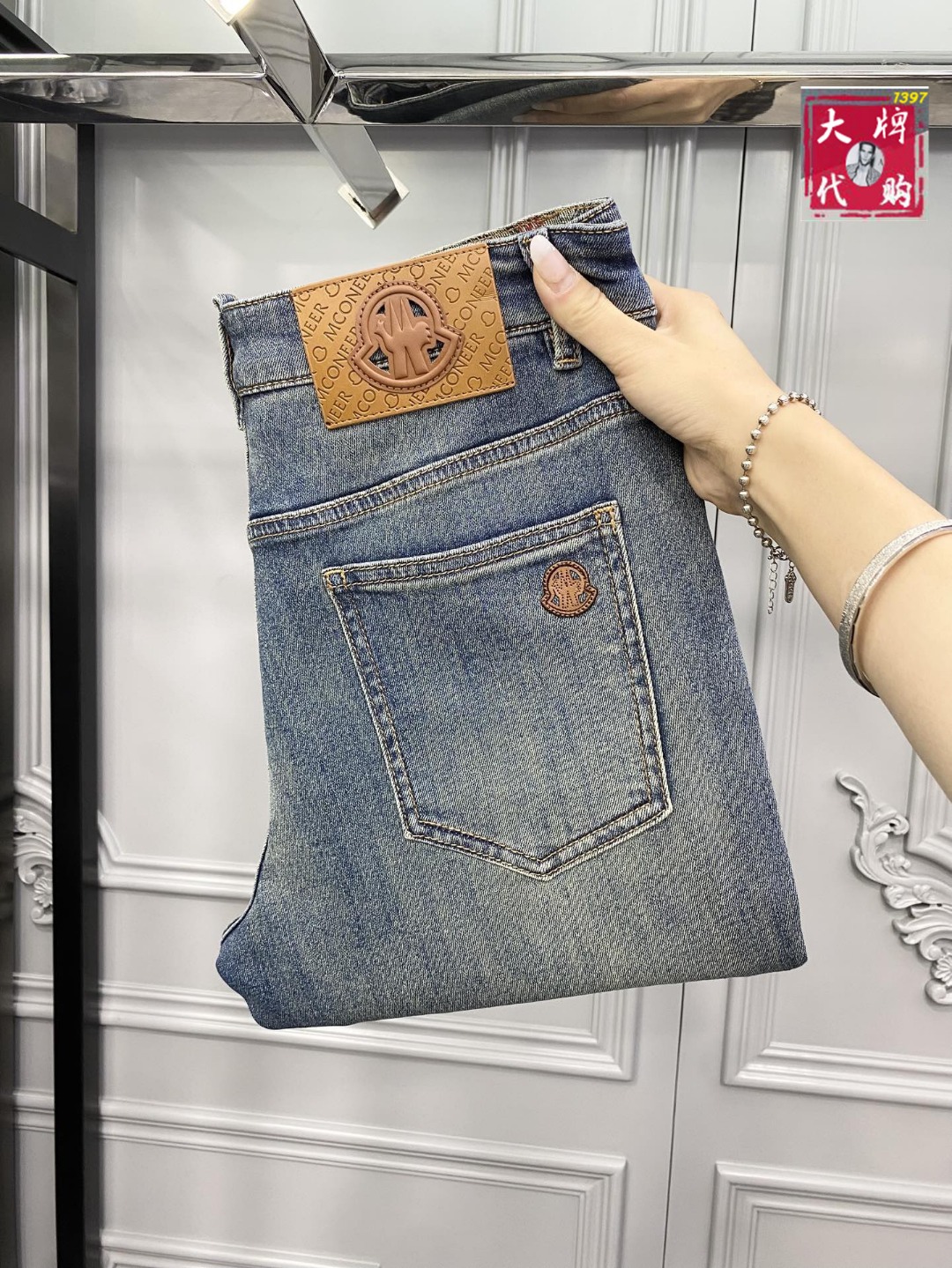 NO:756647,[Moncler] New men's new high-end fashion casual jeans, simple and elegant, simple and fashionable, easy to match, comfortable and refreshing, traditional British noble design style, full of noble temperament, winning the favor of countless people, no matter what occasion you wear it, it will show a luxurious, noble and extraordinary temperament. It is made of imported high-elastic fabrics and designed by top masters.  The ingenious work is very beautiful in person, and every detail can show the quality of the big brand. I think such a feature is enough to make people excited. It is a super versatile basic model that everyone has, and it is great value for money!  Sizes 29 to 38,,Moncler,jeans,19860909【 Moncler 蒙口】新款男士新款高级时装休闲牛仔裤, 简洁大气 简约时尚,从容百搭,舒适清爽,英伦传统高贵的设计风格,尽显高贵气质,赢取无数人的欢心 无论什么场合穿上都尽显奢华、高贵非凡的气质 选用进口高弹面料 顶级大师设计 匠心著作实物非常漂亮,每个细节都能彰显大牌的品质感.我觉得这样一条特色足以让人心动.超百搭基本款人手一条,超值性价比！尺码29一38,,Moncler,jeans,,Men's clothing