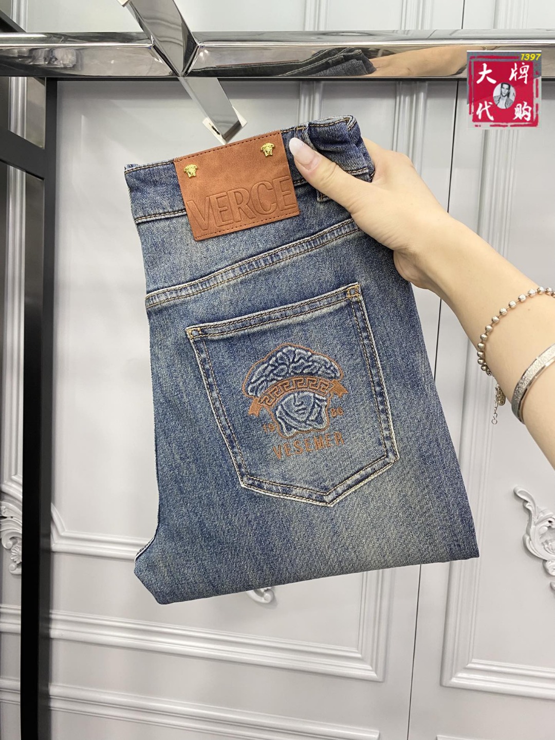 NO:756649,[Versace] New men's new high-fashion casual jeans, simple and elegant, simple and fashionable, easy to match, comfortable and refreshing, traditional British noble design style, full of noble temperament, winning the favor of countless people, no matter what occasion you wear, it will show a luxurious, noble and extraordinary temperament. Made of imported high-elastic fabrics, designed by top masters  The ingenious work is very beautiful in person, and every detail can show the quality of the big brand. I think such a feature is enough to make people excited. It is a super versatile basic model that everyone has, and it is great value for money!  Sizes 29 to 38,,versace,versace,jeans,19860909【 Versace 范思哲】新款男士新款高级时装休闲牛仔裤, 简洁大气 简约时尚,从容百搭,舒适清爽,英伦传统高贵的设计风格,尽显高贵气质,赢取无数人的欢心 无论什么场合穿上都尽显奢华、高贵非凡的气质 选用进口高弹面料 顶级大师设计 匠心著作实物非常漂亮,每个细节都能彰显大牌的品质感.我觉得这样一条特色足以让人心动.超百搭基本款人手一条,超值性价比！尺码29一38,,versace,versace,jeans,,Men's clothing