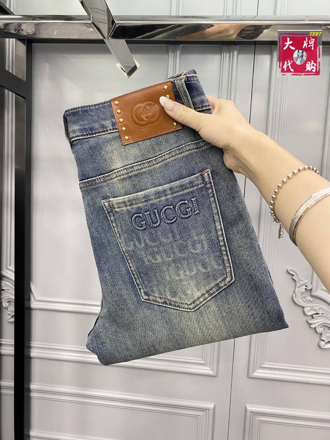 NO:756653,[Gucci] New men's new high-fashion casual jeans, simple and elegant, simple and fashionable, easy to match, comfortable and refreshing, traditional British noble design style, full of noble temperament, winning the favor of countless people, no matter what occasion you wear, it will show a luxurious, noble and extraordinary temperament. Made of imported high-elastic fabrics, designed by top masters  The ingenious work is very beautiful in person, and every detail can show the quality of the big brand. I think such a feature is enough to make people excited. It is a super versatile basic model that everyone has, and it is great value for money!  Sizes 29 to 38,,gucci,gucci,jeans,19860909【 Gucci 古驰】新款男士新款高级时装休闲牛仔裤, 简洁大气 简约时尚,从容百搭,舒适清爽,英伦传统高贵的设计风格,尽显高贵气质,赢取无数人的欢心 无论什么场合穿上都尽显奢华、高贵非凡的气质 选用进口高弹面料 顶级大师设计 匠心著作实物非常漂亮,每个细节都能彰显大牌的品质感.我觉得这样一条特色足以让人心动.超百搭基本款人手一条,超值性价比！尺码29一38,,gucci,gucci,jeans,,Men's clothing