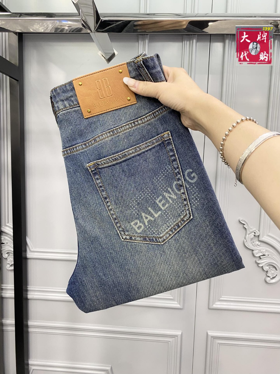 NO:756657,[Balenciaga] New men's new high-fashion casual jeans, simple and elegant, simple and fashionable, easy to match, comfortable and refreshing, traditional British noble design style, full of noble temperament, winning the favor of countless people, no matter what occasion you wear, it will show a luxurious, noble and extraordinary temperament. It is made of imported high-elastic fabrics and designed by top masters.  The ingenious work is very beautiful in person, and every detail can show the quality of the big brand. I think such a feature is enough to make people excited. It is a super versatile basic model that everyone has, and it is great value for money!  Sizes 29 to 38,,balenciaga,jeans,19860909【 巴黎世家】新款男士新款高级时装休闲牛仔裤, 简洁大气 简约时尚,从容百搭,舒适清爽,英伦传统高贵的设计风格,尽显高贵气质,赢取无数人的欢心 无论什么场合穿上都尽显奢华、高贵非凡的气质 选用进口高弹面料 顶级大师设计 匠心著作实物非常漂亮,每个细节都能彰显大牌的品质感.我觉得这样一条特色足以让人心动.超百搭基本款人手一条,超值性价比！尺码29一38,,balenciaga,jeans,,Men's clothing