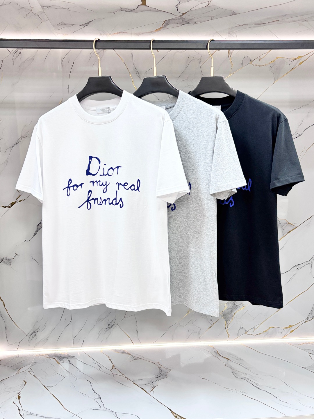 NO:756676,DIOR Dior spring and summer new style debuts the latest short-sleeved round neck T-shirt, high-end customization, avant-garde and fashionable design!  Brand logo heavy craftsmanship printing design. Comfortable to wear. Exquisite stitching. Fine workmanship. The upper body effect is incomparably handsome!  Same style for men and women!  Size S-XL,,dior,dior,T-shirt,tees,t-shirt,19860909DIOR 迪奥 春夏新款首发最新款短袖圆领T恤 高端订制 设计前卫时尚！品牌logo重工艺印花设计 .穿着舒适.级别精致车线.做工精细.上身效果无敌帅气！男女同款！码数S-XL,,dior,dior,T-shirt,tees，t-shirt,,Men's clothing