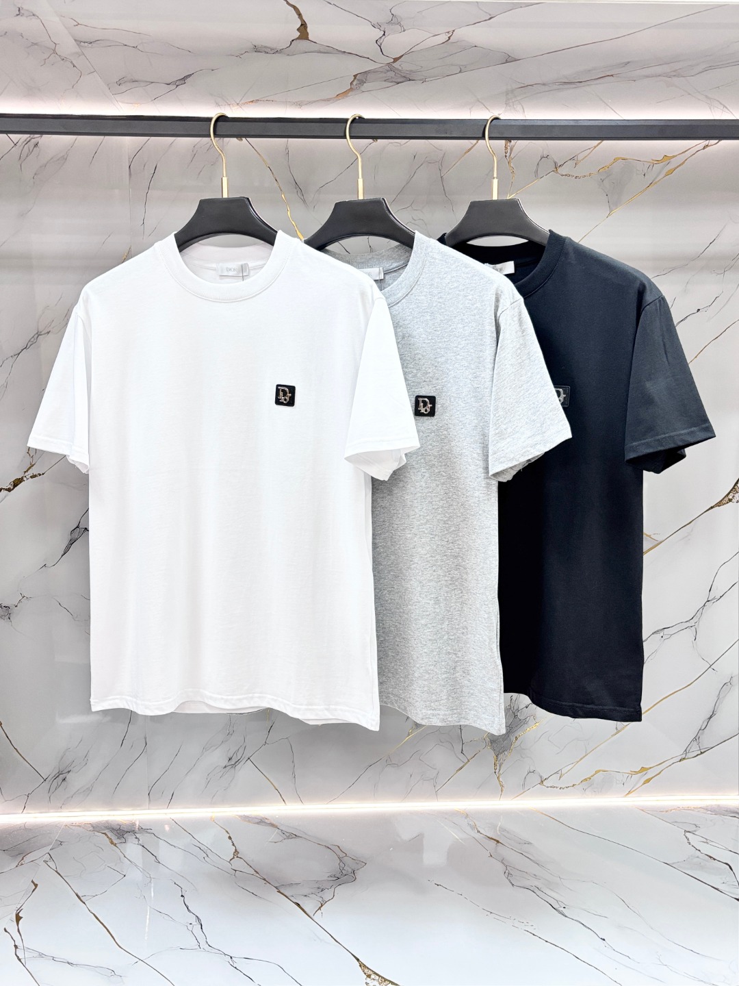 NO:756681,DIOR Dior spring and summer new style debuts the latest short-sleeved round neck T-shirt, high-end customization, avant-garde and fashionable design!  Brand logo heavy craftsmanship printing design. Comfortable to wear. Exquisite stitching. Fine workmanship. The upper body effect is incomparably handsome!  Same style for men and women!  Size S-XL,,dior,dior,T-shirt,tees,t-shirt,19860909DIOR 迪奥 春夏新款首发最新款短袖圆领T恤 高端订制 设计前卫时尚！品牌logo重工艺印花设计 .穿着舒适.级别精致车线.做工精细.上身效果无敌帅气！男女同款！码数S-XL,,dior,dior,T-shirt,tees，t-shirt,,Men's clothing