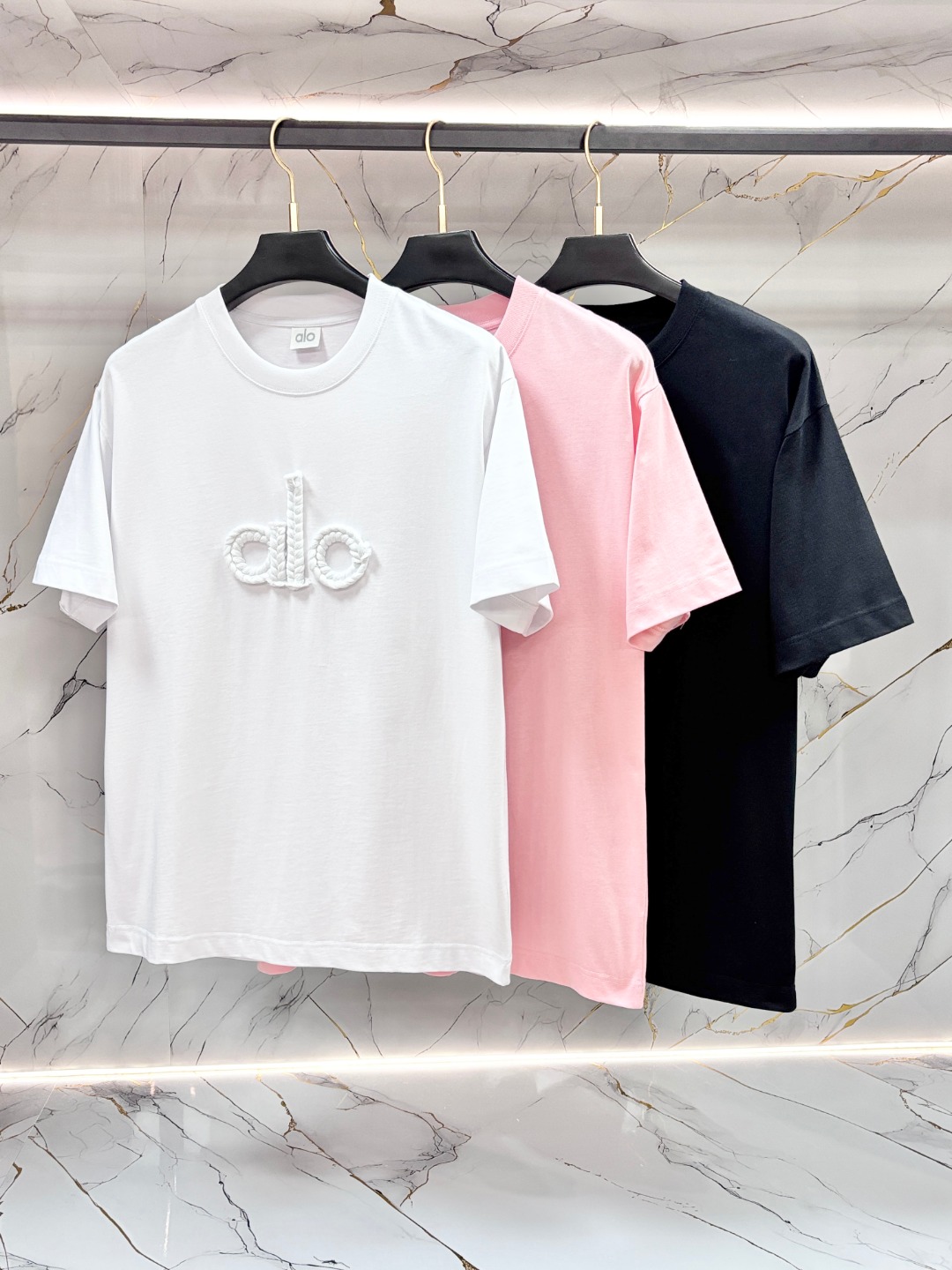 NO:756682,ALO's new spring and summer new style debuts the latest short-sleeved round neck T-shirt with high-end customization and avant-garde fashion design!  Brand logo heavy craftsmanship printing design. Comfortable to wear. Exquisite stitching. Fine workmanship. The upper body effect is incomparably handsome!  Same style for men and women!  Size S-XL,,T-shirt,tees,t-shirt,19860909ALO 春夏新款首发最新款短袖圆领T恤 高端订制 设计前卫时尚！品牌logo重工艺印花设计 .穿着舒适.级别精致车线.做工精细.上身效果无敌帅气！男女同款！码数S-XL,,T-shirt,tees，t-shirt,,Men's clothing