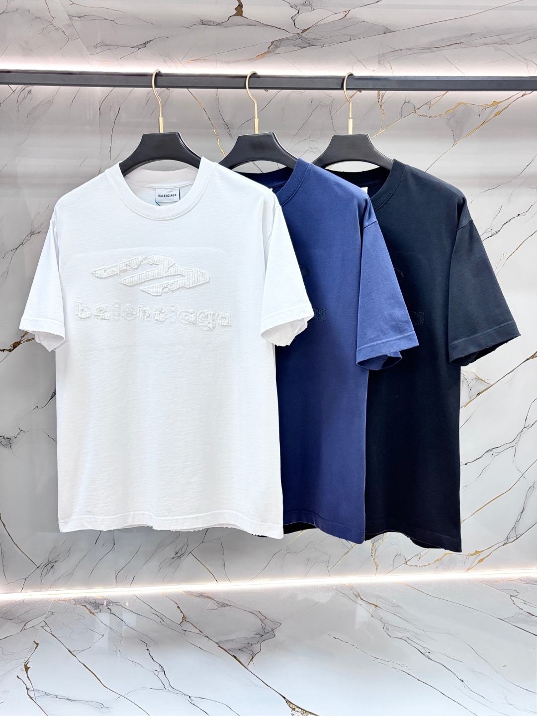 NO:756670,Balenciaga Balenciaga spring and summer new model debuts the latest short-sleeved round neck T-shirt, high-end custom design, avant-garde and fashionable!  Brand logo heavy craftsmanship printing design. Comfortable to wear. Exquisite stitching. Fine workmanship. The upper body effect is incomparably handsome!  Same style for men and women!  Size S-XL,,balenciaga,balenciaga,T-shirt,tees,t-shirt,19860909Balenciaga 巴黎世家 春夏新款首发最新款短袖圆领T恤 高端订制 设计前卫时尚！品牌logo重工艺印花设计 .穿着舒适.级别精致车线.做工精细.上身效果无敌帅气！男女同款！码数S-XL,,balenciaga,balenciaga,T-shirt,tees，t-shirt,,Men's clothing