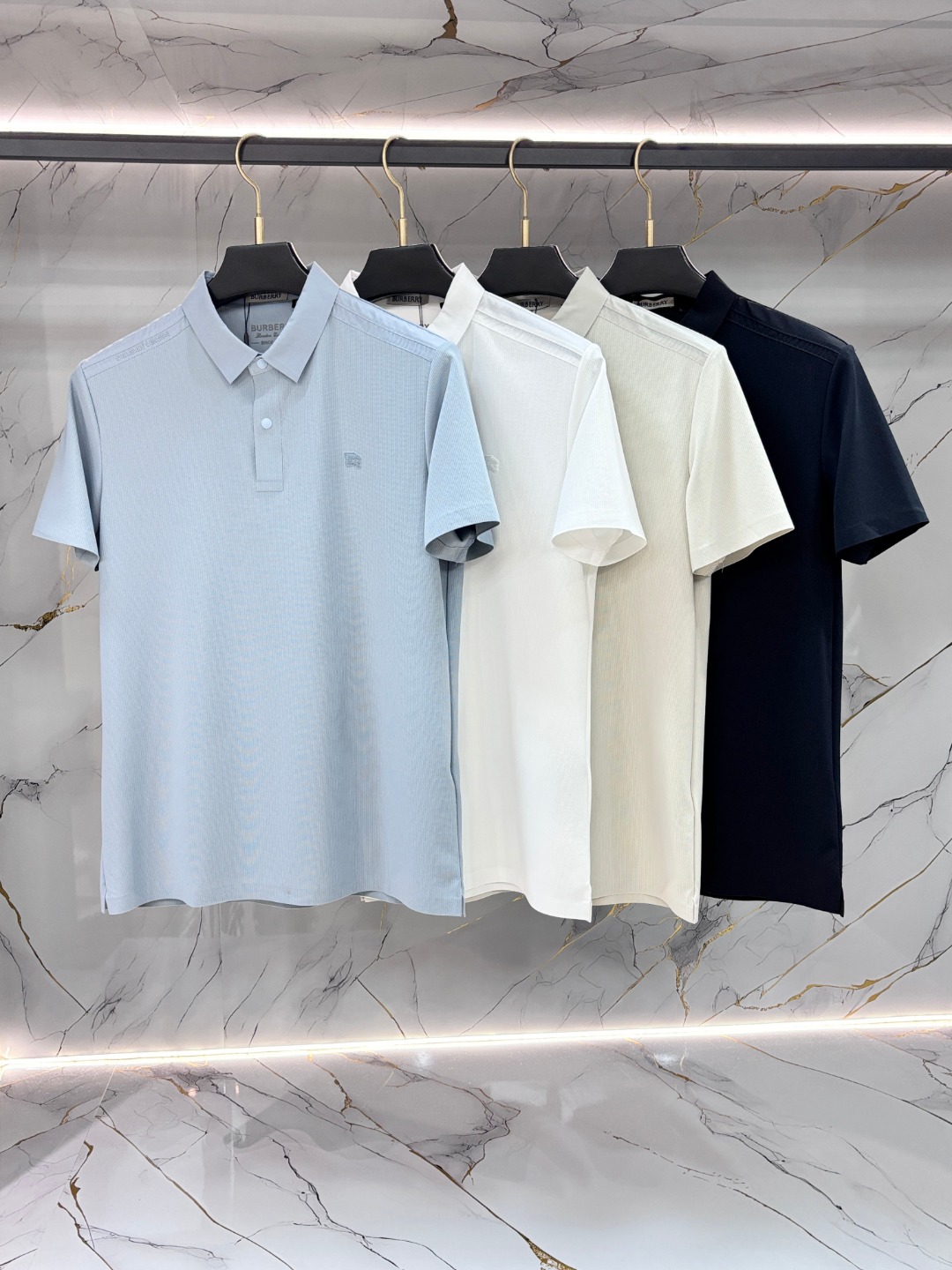 NO:756656,Burberry Men's POLO shirt, made in Italy, sold through foreign channels, complete with three labels. Classic zipper design, embroidered logo on the chest, light and breathable fabric, very comfortable to wear in summer, good fit, suitable for business and leisure, suitable for daily commuting and sports. Size M-4XL,, burberry, burberry,19860909Burberry 巴宝莉 男士POLO衫,意大利原产,洋行渠道货,三标齐全.经典拉链设计,胸前刺绣logo,面料轻薄透气,夏天穿很舒服,版型正,商务休闲都能搭,日常通勤、运动都合适.码数M-4XL,,burberry,burberry,,Men's clothing