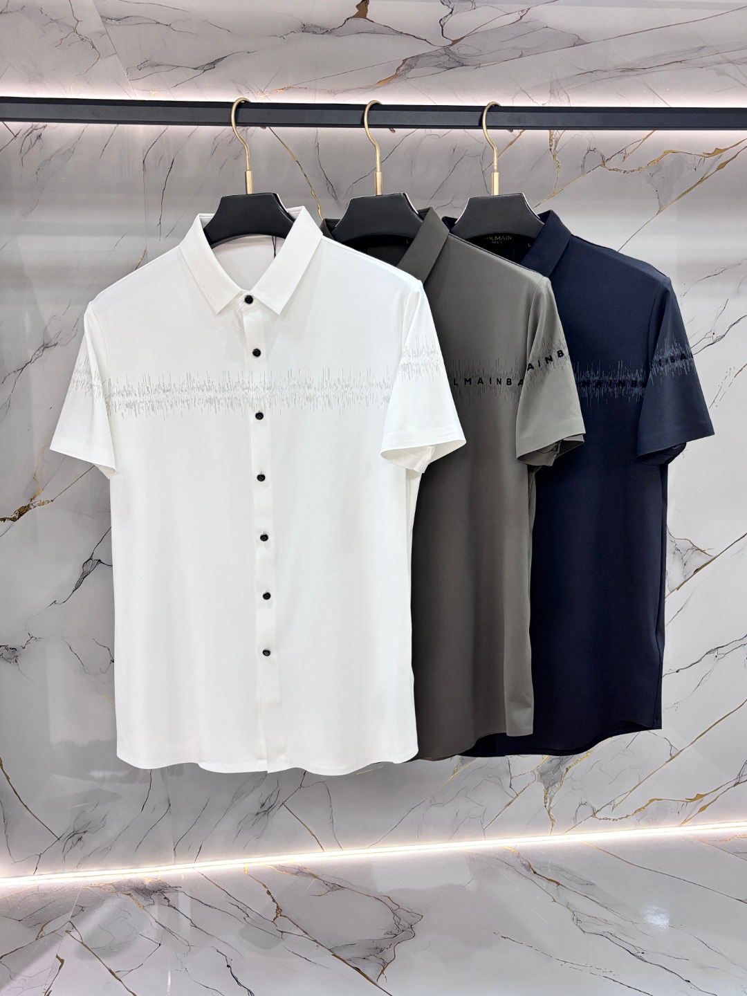 NO:756679,Balmain men's POLO shirt, made in Italy, sold through foreign channels, complete with three labels. Classic zipper design, embroidered logo on the chest, light and breathable fabric, very comfortable to wear in summer, correct fit, suitable for business and leisure, suitable for daily commuting and sports. Size M-4XL,,balmain,19860909巴尔曼 男士POLO衫,意大利原产,洋行渠道货,三标齐全.经典拉链设计,胸前刺绣logo,面料轻薄透气,夏天穿很舒服,版型正,商务休闲都能搭,日常通勤、运动都合适.码数M-4XL,,balmain,,Men's clothing