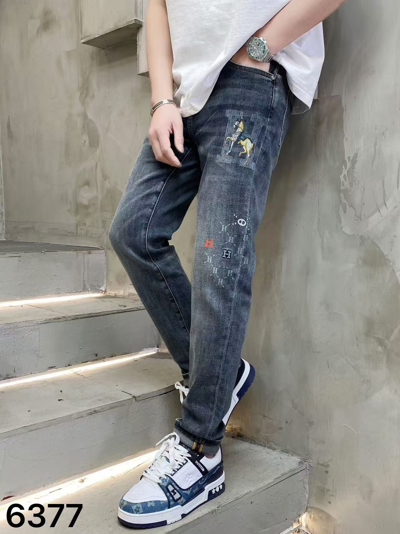 NO:773544,Hermes men's jeans original factory original fabric original wash water!  Imported original washed elastic fabric, complicated handicraft superposition, any washing process will turn into a completely different color effect if you stay for a few seconds longer, so it is more precious, especially durable and taste-resistant... Use the best elastic texture of tannin, genuine leather labels, high-end metal accessories... to create a unique and original jeans style!  Original hardware accessories, super correct fit, comfortable and breathable, extremely high grade, counter quality, handsome upper body. Size 29-38, hermes, hermes, jeans,19860909Hermes 爱马仕 男士牛仔裤原厂原布原洗水！进口原版水洗弹力面料,复杂的手工艺叠加,任何一个洗水环节多停留几秒都会变成完全不一样的颜色效果,所以越加珍贵,特别持久、耐味…… 选用上乘的丹宁弹力质感,真皮皮牌、高定的金属辅料……打造出独特及原创的牛仔裤款型！原版五金辅料,版型超正,舒适透气,档次极高,专柜品质,上身帅气十足.码数29-38,,hermes,hermes,jeans,,Men's clothing