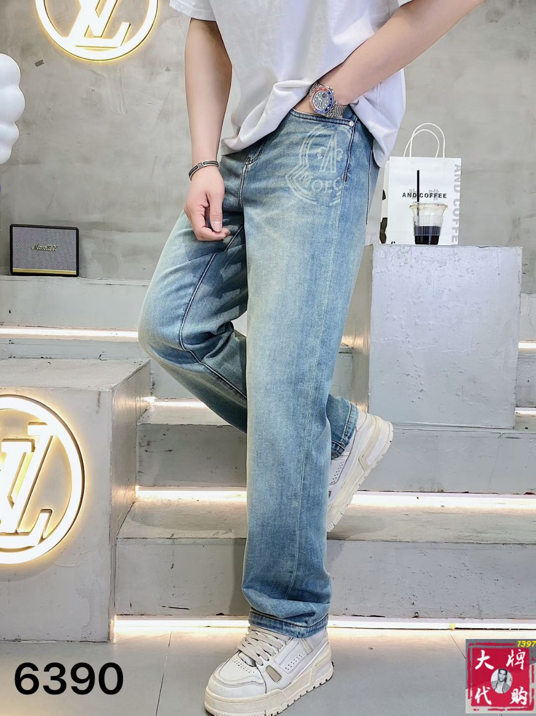 NO:773549,Moncler men's jeans with original factory original fabric and original wash water!  Imported original washed elastic fabric, complicated handicraft superposition, any washing process will turn into a completely different color effect if you stay for a few seconds longer, so it is more precious, especially durable and taste-resistant... Use the best elastic texture of tannin, genuine leather labels, high-end metal accessories... to create a unique and original jeans style!  Original hardware accessories, super correct fit, comfortable and breathable, extremely high grade, counter quality, handsome upper body. Size 29-38, Moncler, jeans,19860909Moncler 蒙口 男士牛仔裤原厂原布原洗水！进口原版水洗弹力面料,复杂的手工艺叠加,任何一个洗水环节多停留几秒都会变成完全不一样的颜色效果,所以越加珍贵,特别持久、耐味…… 选用上乘的丹宁弹力质感,真皮皮牌、高定的金属辅料……打造出独特及原创的牛仔裤款型！原版五金辅料,版型超正,舒适透气,档次极高,专柜品质,上身帅气十足.码数29-38,,Moncler,jeans,,Men's clothing