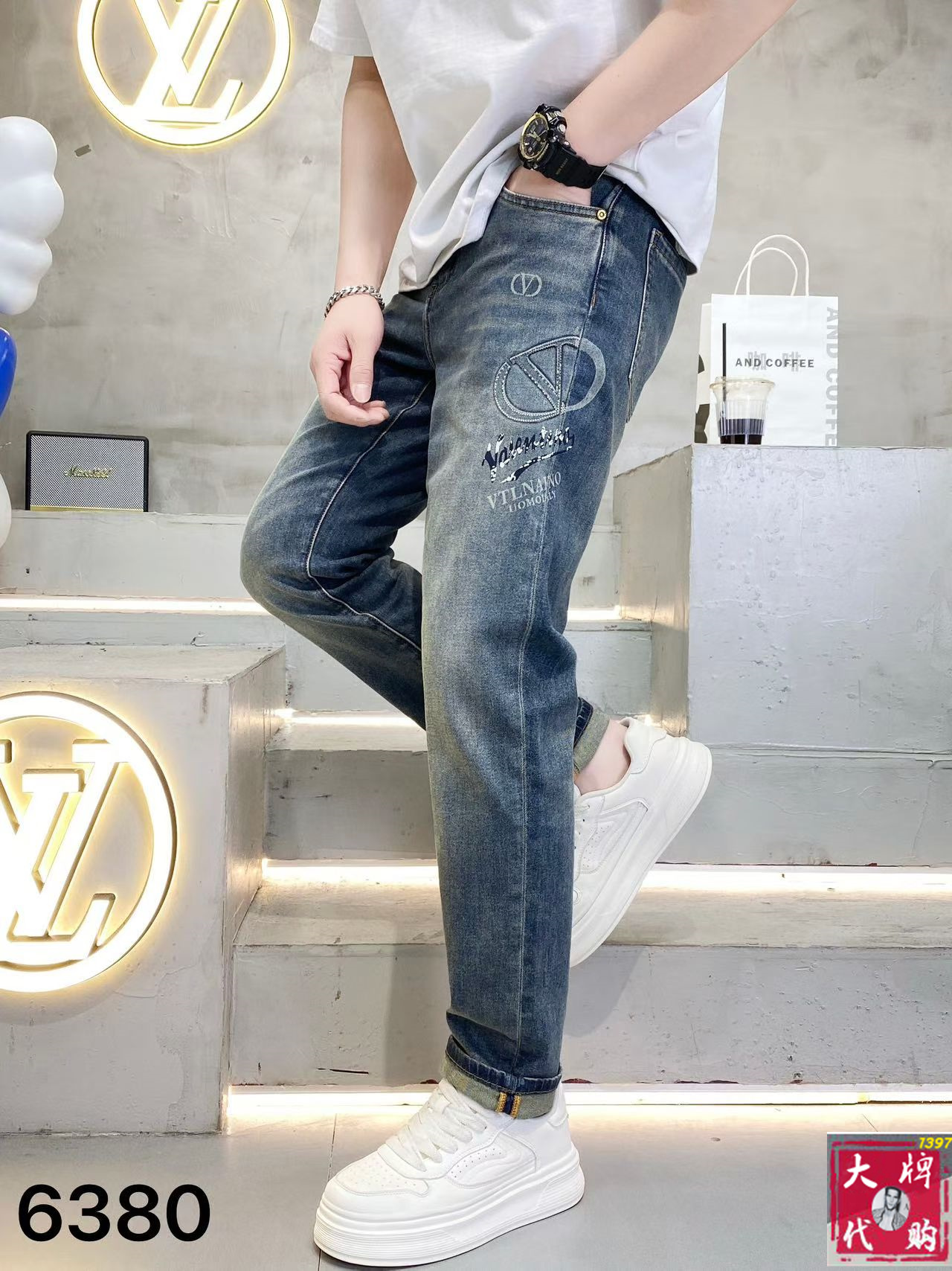 NO:773532,Valentino men's jeans, original factory, original fabric, original wash!  Imported original washed elastic fabric, complicated handicraft superposition, any washing process will turn into a completely different color effect if you stay for a few seconds longer, so it is more precious, especially durable and taste-resistant... Use the best elastic texture of tannin, genuine leather labels, high-end metal accessories... to create a unique and original jeans style!  Original hardware accessories, super correct fit, comfortable and breathable, extremely high grade, counter quality, handsome upper body. Size 29-38, valentino, jeans,19860909华伦天奴 男士牛仔裤原厂原布原洗水！进口原版水洗弹力面料,复杂的手工艺叠加,任何一个洗水环节多停留几秒都会变成完全不一样的颜色效果,所以越加珍贵,特别持久、耐味…… 选用上乘的丹宁弹力质感,真皮皮牌、高定的金属辅料……打造出独特及原创的牛仔裤款型！原版五金辅料,版型超正,舒适透气,档次极高,专柜品质,上身帅气十足.码数29-38,,valentino,jeans,,Men's clothing