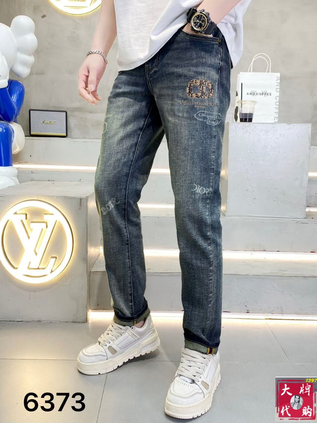 NO:773534,DIOR Dior men's jeans original factory original fabric original wash water!  Imported original washed elastic fabric, complicated handicraft superposition, any washing process will turn into a completely different color effect if you stay for a few seconds longer, so it is more precious, especially durable and taste-resistant... Use the best elastic texture of tannin, genuine leather labels, high-end metal accessories... to create a unique and original jeans style!  Original hardware accessories, super correct fit, comfortable and breathable, extremely high grade, counter quality, handsome upper body. Size 29-38, dior, dior, jeans,19860909DIOR 迪奥 男士牛仔裤原厂原布原洗水！进口原版水洗弹力面料,复杂的手工艺叠加,任何一个洗水环节多停留几秒都会变成完全不一样的颜色效果,所以越加珍贵,特别持久、耐味…… 选用上乘的丹宁弹力质感,真皮皮牌、高定的金属辅料……打造出独特及原创的牛仔裤款型！原版五金辅料,版型超正,舒适透气,档次极高,专柜品质,上身帅气十足.码数29-38,,dior,dior,jeans,,Men's clothing